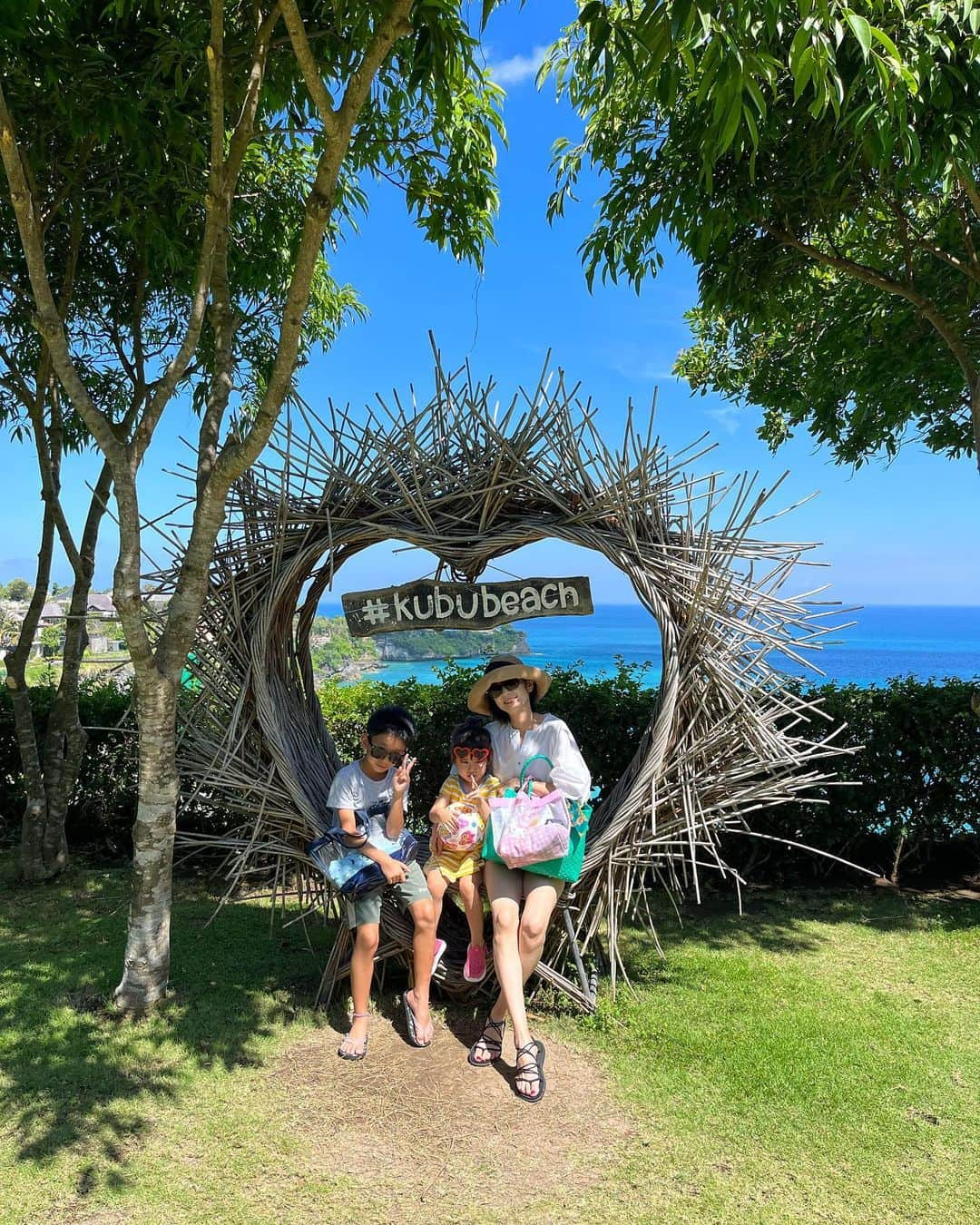 益田麻衣のインスタグラム：「バリ旅行どんどん載せます！  ホテルリゾート内にある #kububeach にて💕  とってもきれいな海が広がっていました〜  波が少し高くて娘は怖がり、砂遊び🎵  海は見るのは好きだけど、入るのはプールが好きな家族です☆笑☆  #バリ #バリ旅行 #思い出グラム #インドネシア #ジャカルタ #ジャカルタ在住」