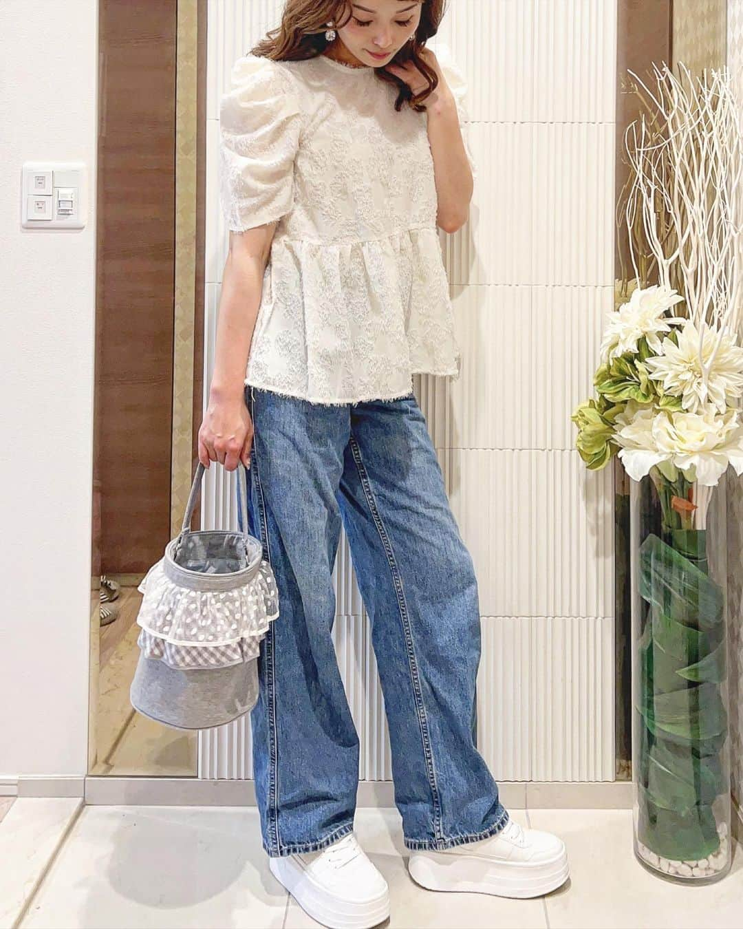 Okada Reinaさんのインスタグラム写真 - (Okada ReinaInstagram)「#ワイドパンツコーデ 👖✨  お気に入りの @uniqlo_with #バギージーンズ ✨ 甘めのトップス合わせでもカジュアルになりすぎないー🥹  夏に大活躍かな❣️  Tops @nostalgia_jp  Denim @uniqlo_ginza  Shoes @zara  Bag @setsuko_sagittaire   #ootd #outfit #fashion #fashionlover #大人カジュアル#ママコーデ #ママファッション #プチプラコーデ #プチプラファッション #今日のコーデ #コーディネート #骨格ストレート #骨格ストレートコーデ #骨スト #uniqlo #uniqloコーデ #ユニクロ #ユニデニ #uniqlo購入品」5月2日 16時02分 - okarei26