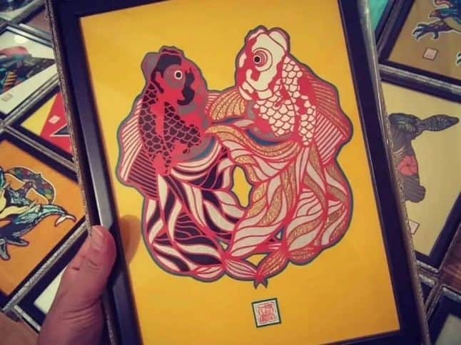 青木文明のインスタグラム：「金魚です！ こちらも切り絵ですので もちろん「紙」です  «««««««««««««««««««««««««««««««««««««««««««««  ► #ゴールデンウィーク ► #GW ► #旅行 ► #旅  ► #金魚 ► #金魚すくい ► #祭り  ««««««««««««««««««««««««««««««««««««««««««««« ► #Atelier武蒼 ► #青木文明 ► #切り絵 ► #アート ► #美術館 ► #ハンドメイド ► #鹿児島県 ► #ものづくり  ««««««««««««««««««««««««««««««««««««««««««««« ► #ウェルカムボード ► #アウトドアウェディング ► #結婚式 ► #ウェディングドレス ► #命名書 ► #キャンプ ► #インテリア ► #マイホーム  «««««««««««««««««««««««««««««««««««««««««««« ► #大阪万博  ► #オリンピック ► #スポーツブランド ► #スポーツ ► #デザイン  ► #パズル ««««««««««««««««««««««««««««««««««««««««««««  作品の御依頼、その他お仕事のお問い合わせは ・Instagram DM(ダイレクトメール) ・LINE (ID : fuumiiiaki) よりお問い合わせください。」