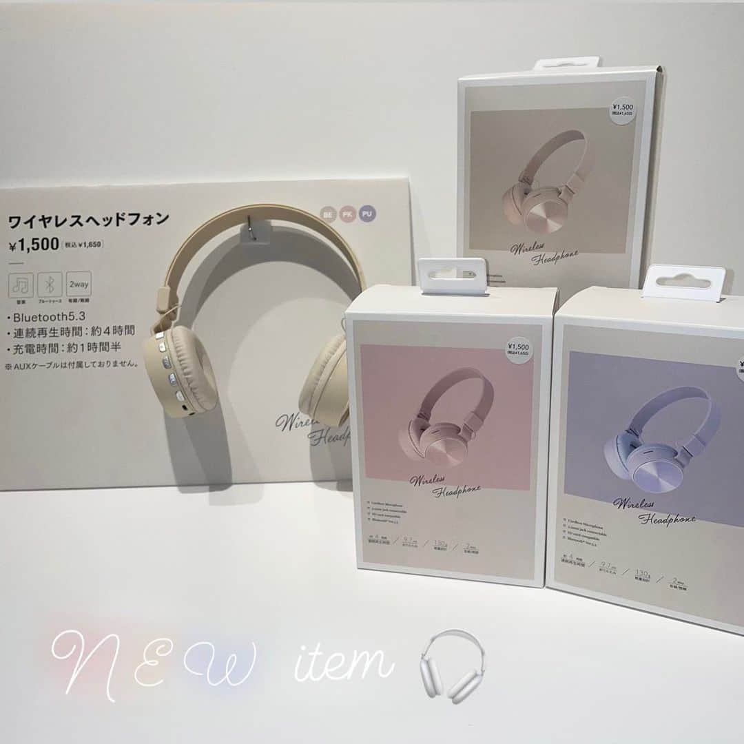 3COINS lN LUMINEのインスタグラム：「こんにちは！ ⁡ 3COINS+plusルミネ池袋店です☆ ⁡ いつもご利用頂きありがとうございます😊 ⁡ ⁡ 本日は、5月1日発売の新商品のお知らせです‼︎📢 ⁡ ■　ワイヤレスヘッドホン ¥1500（税込¥1650） ⁡ カラー : ピンク、ベージュ、パープル サイズ : 本体 約縦18×横17×奥行き7.1cm   連続再生時間:約4時間 ⁡ ︎︎︎︎︎︎☑︎ 有線、無線のどちらでもお使いいただける2WAY仕様となっております◎ ︎︎︎︎︎︎☑︎ コンパクトに本体を折りたたむことが出来るので、持ち運びがしやすい ⁡ ■　EDRワイヤレスヘッドホン ¥2000（税込¥2200） ⁡ カラー : ベージュ、パープル サイズ : 本体 約縦20×横17×奥行き8cm ⁡ 連続再生時間:約5時間  ⁡ ︎︎︎︎︎︎☑︎ EDRが搭載されているので、通信速度を速め音の遅延がしにくい、マイクが内蔵されているのでハンズフリーでの通話が可能です☏ ︎︎︎︎︎︎☑︎ AUXケーブルが付いているので有線に対応しています。 ⁡ ■　骨伝導ワイヤレスイヤホン ¥2500（税込¥2750） ⁡ カラー : ベージュ、パープル サイズ : 本体 約幅10×高さ14.7×奥行き5cm   連続再生時間:約10時間 ⁡ ︎︎︎︎︎︎☑︎ 耳の穴をふさがず、耳の軟骨などから振動を通して音を伝えてくれるイヤホン！周りの音も聞こえるので安心で快適な装着感です♪ ︎︎︎︎︎︎☑︎ バッテリー残量が一目でわかる液晶付きです。 ⁡ ■　ワイヤレスイヤホンクリアケース ¥1500（税込¥1650） ⁡ カラー : アイボリー、ベージュ、ピンク、パープル サイズ : 本体 約横4.7×縦4.9×奥行き2.4cm   連続再生時間:約6時間 ⁡ ︎︎︎︎︎︎☑︎ クリアケースから透けて見えるパステルカラーがお洒落♪ ︎︎︎︎︎︎☑︎ ワイヤレスでコードの絡まりを気にせず音楽を楽しめます ︎︎︎︎︎︎☑︎ コロンとした丸みのある可愛らしいデザインのワイヤレスイヤホンです！ ⁡ ⚠️数に限りがございますので、品切れの際はご了承ください ⁡ お近くにお越しの際は是非お立ち寄り下さいませ♪ ⁡ スタッフ一同お待ちしております！  #3coins #スリーコインズ #新商品 #新商品情報 #ニューアイテム #newitem #パステルカラー #ワイヤレスヘッドホン #骨伝導ワイヤレスイヤホン #ワイヤレスイヤホン #便利アイテム」