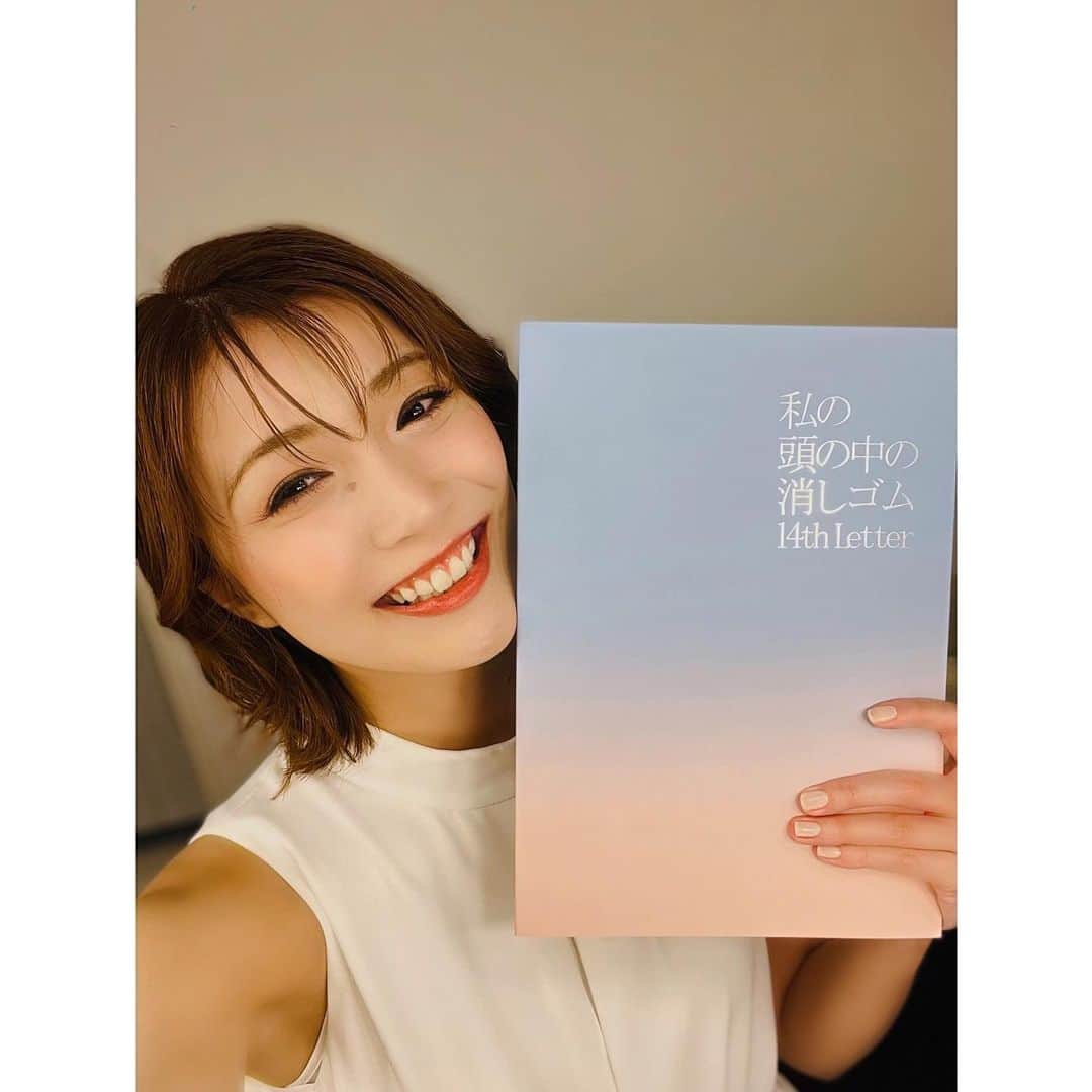 綾凰華のインスタグラム：「.  朗読劇「私の頭の中の消しゴム」 昨日無事に2回公演終了致しました😊  終わった後、心がヘ口ヘ口に😭 泣きすぎて今日は目がパンパンです。 でも、この浩介と薫の物語は 決して哀しいだけのものではなくて 大切な人と出会って、人生を懸けて愛せた 終わった後、心はあったかくて幸せに満ちていました。  ご一緒させて頂きました 浩介役の#中尾暢樹 さん とっても素晴らしくて 一見、浩介は荒っぽい人だけど その心の奥にある繊細で、優しくて温かい浩介の心が あまりにもストレートに伝わって その心を感じるだけで涙が溢れました。 ご一緒にお芝居させて頂けてとても楽しく、幸せでした✨ 本当にありがとうございました。  劇場に足をお運び下さりました皆さま、 プレゼント、お手紙、そして沢山のお花も頂きまして 本当に本当にありがとうございます😢 💐しっかりと一つ一つ拝見させて頂きました♡ とっても嬉しかったです！  一日限りの公演ではありましたが この物語を生き抜くことができて 心から感謝の思いでいっぱいです。  本当にありがとうございました✨  #バッティングセンター行きたい #綾凰華」