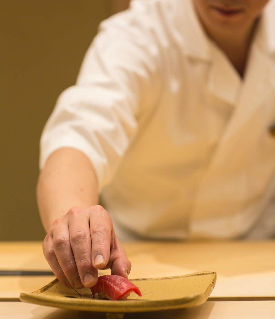 ホテルオークラ東京 Hotel Okura Tokyoさんのインスタグラム写真 - (ホテルオークラ東京 Hotel Okura TokyoInstagram)「Enjoy Japanese authentic sushi made by chef in front of you 🇯🇵 一つ一つ心を込めて握る🍣  Sushi Yamazato  Location: The 4th Floor, The Okura Heritage Wing 鮨 山里 オークラ ヘリテージウイング 4階  #世界まぐろの日 #東京寿司 #東京鮨 #東京グルメ #theokuratokyo #オークラ東京  #sushi #tokyosushi #tokyorestaurant #sushilovers #sushitime #sushimania #instafood #healthyfood #nigiri #hotel #tokyohotel #luxuryhotel #lhw #lhwtraveler #uncommontravel #东京 #酒店 #도쿄 #호텔 #일본 #ญี่ปุ่น #โตเกียว #โรงแรม #japon」5月2日 16時05分 - theokuratokyo