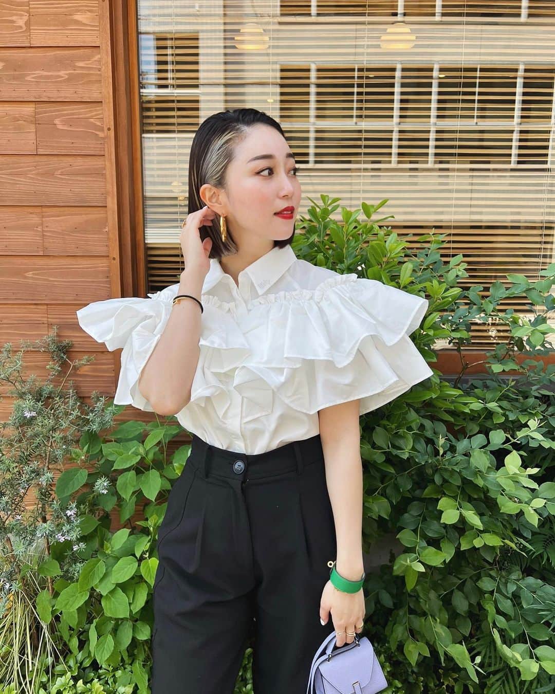 のインスタグラム：「お天気最高〜🌈 お出かけ日和な今日は NEWブラウス着てお出かけ🦋 @bibiy_official  ミニ @valextra も可愛い💜😌 #GW #ootd」