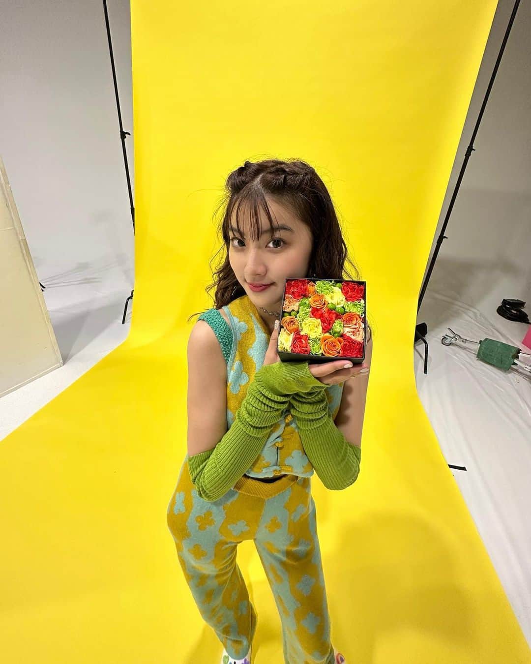 のインスタグラム：「OFF SHOT 🩶💿🩶💿   撮影日当日が誕生日だったのでお花貰いました ((前もどこかで書いたな)) 　 可愛すぎる衣装だったのでマネさんに たくさん写真撮ってもらいました◟́◞̀ℹ️🩶」