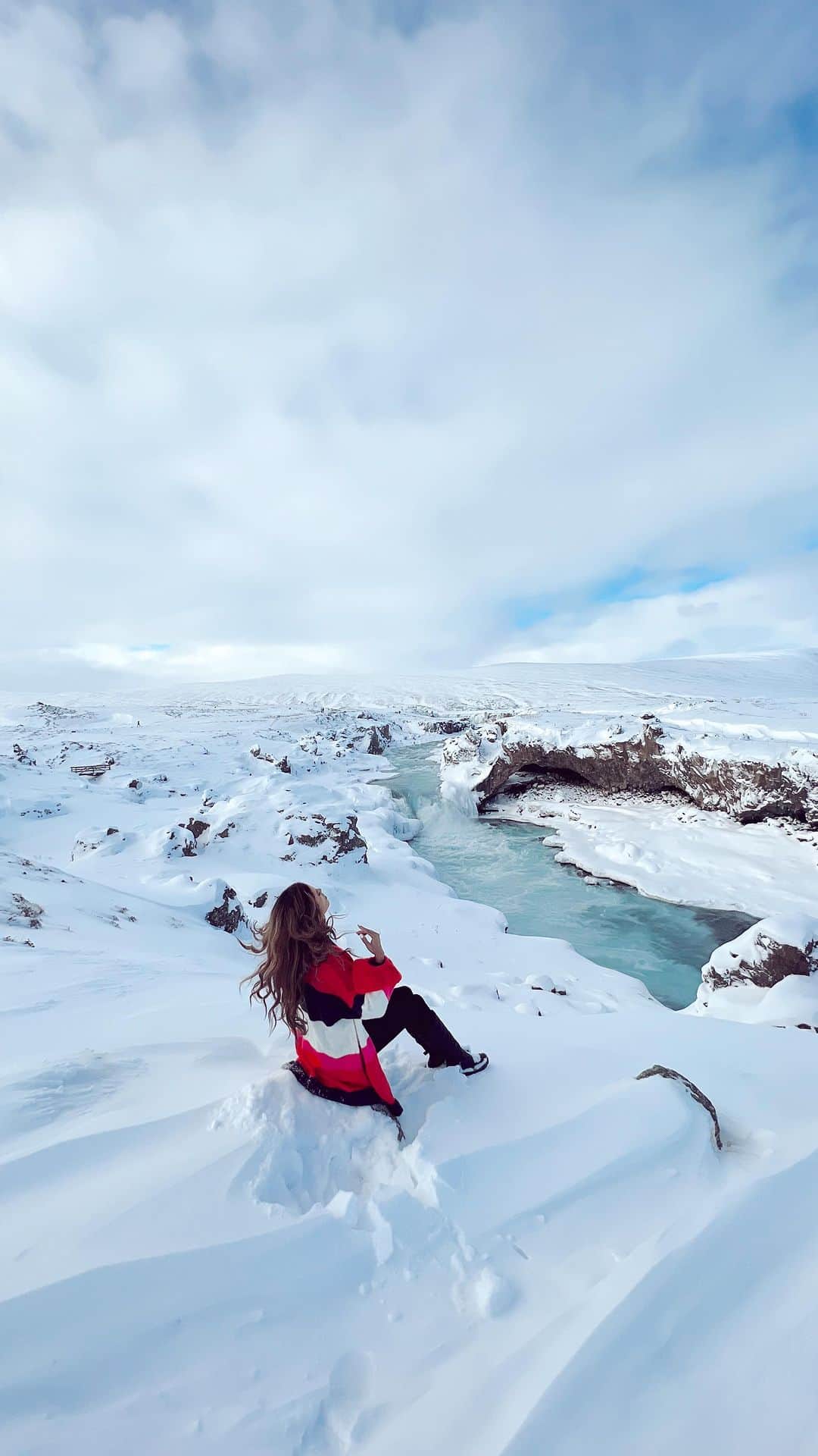 Aakriti Ranaのインスタグラム：「SAVE THIS!  The best way of exploring Iceland is by driving across the country yourself. P.s Iceland is one of the most expensive countries in the world. This is how much we spent during the month of March but in Summer months, the prices increase heavily so plan accordingly. You might consider hiring a camper van and staying in it also.   If you have any questions then let me know ❤️  #aakritirana #iceland #icelandtravel #roadtrip #travelblogger #indiantravelblogger #icelandroadtrip #exploreiceland #budget #reelsinstagram #northernlights #icecave」
