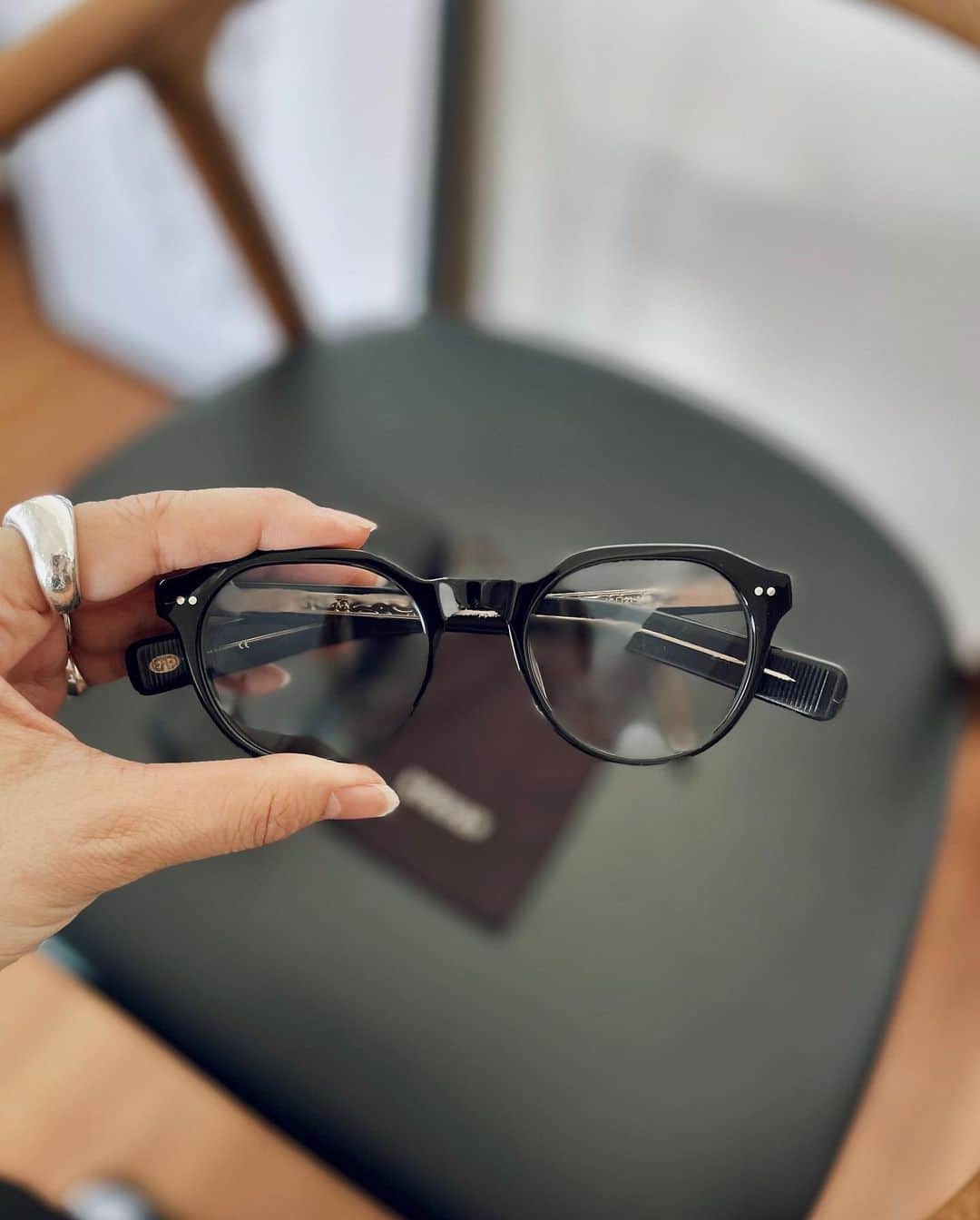 かんだまのインスタグラム：「質問頂く最近つけてるメガネは @seep_eyevan_official です☺︎  品番はわからんが種類はLubin🫡  レンズを薄グレーにしております。私は新宿newomanでげっと☺︎着画はYouTubeから失礼😂  #eyevan #眼鏡 #サングラス」