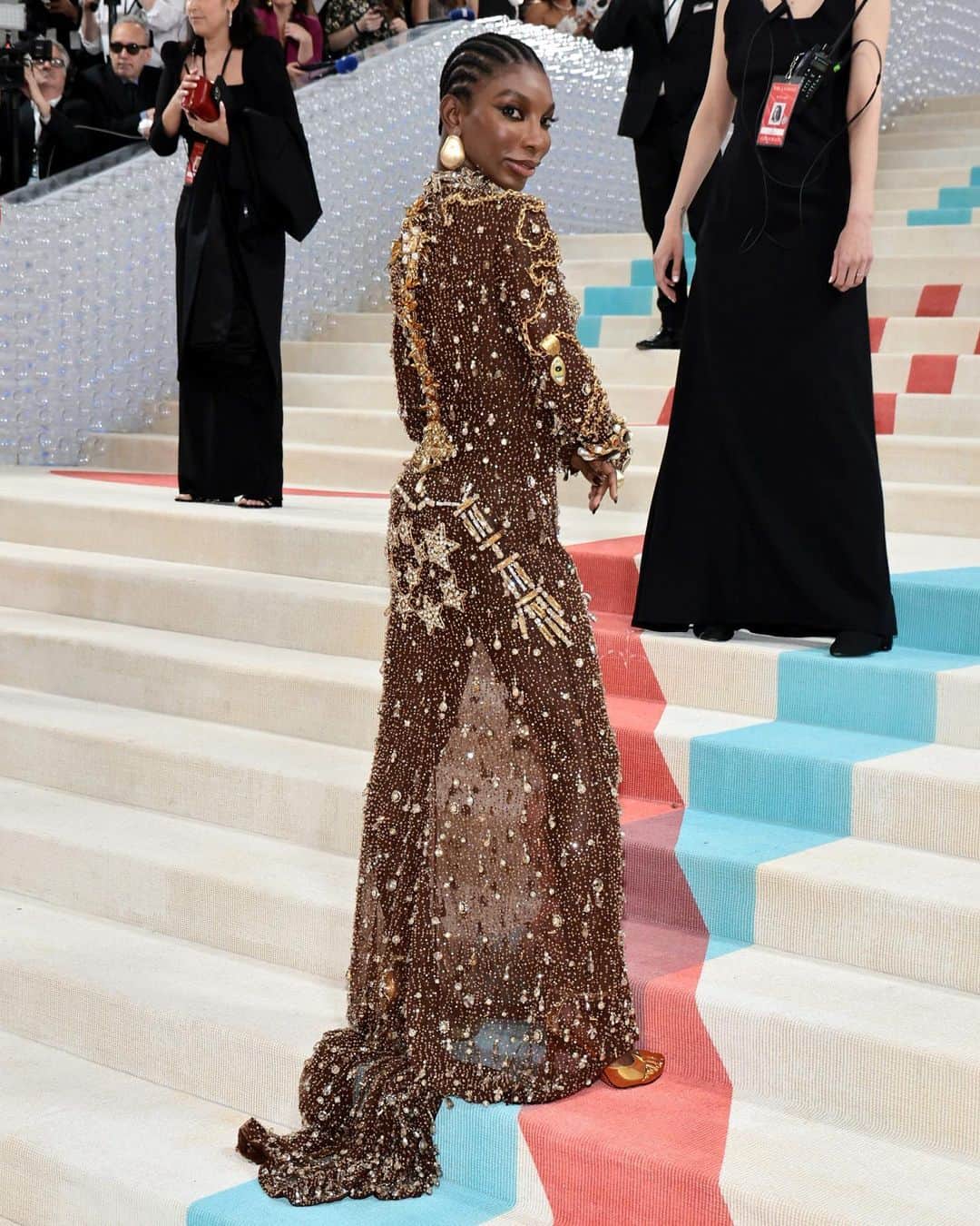 ELLE UKさんのインスタグラム写真 - (ELLE UKInstagram)「Among the many bejewelled looks to wend their way up the iconic steps of the 2023 Met Gala, one stood out from the crowd: #MichaelaCoel.  Styled by ELLE Contributing Editor @georgmedley, the actor and #MetGala co-chair stunned in a custom @schiaparelli Couture gown featuring pearls and gemstone embellishments fixed in constellations about her body.」5月2日 16時29分 - elleuk