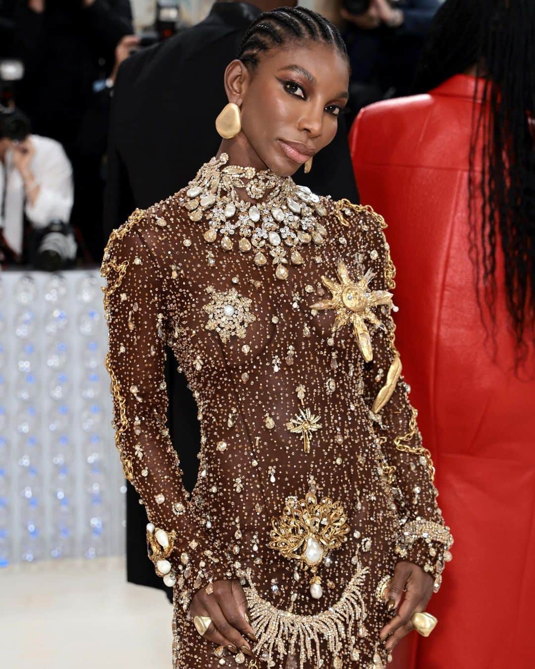 ELLE UKさんのインスタグラム写真 - (ELLE UKInstagram)「Among the many bejewelled looks to wend their way up the iconic steps of the 2023 Met Gala, one stood out from the crowd: #MichaelaCoel.  Styled by ELLE Contributing Editor @georgmedley, the actor and #MetGala co-chair stunned in a custom @schiaparelli Couture gown featuring pearls and gemstone embellishments fixed in constellations about her body.」5月2日 16時29分 - elleuk