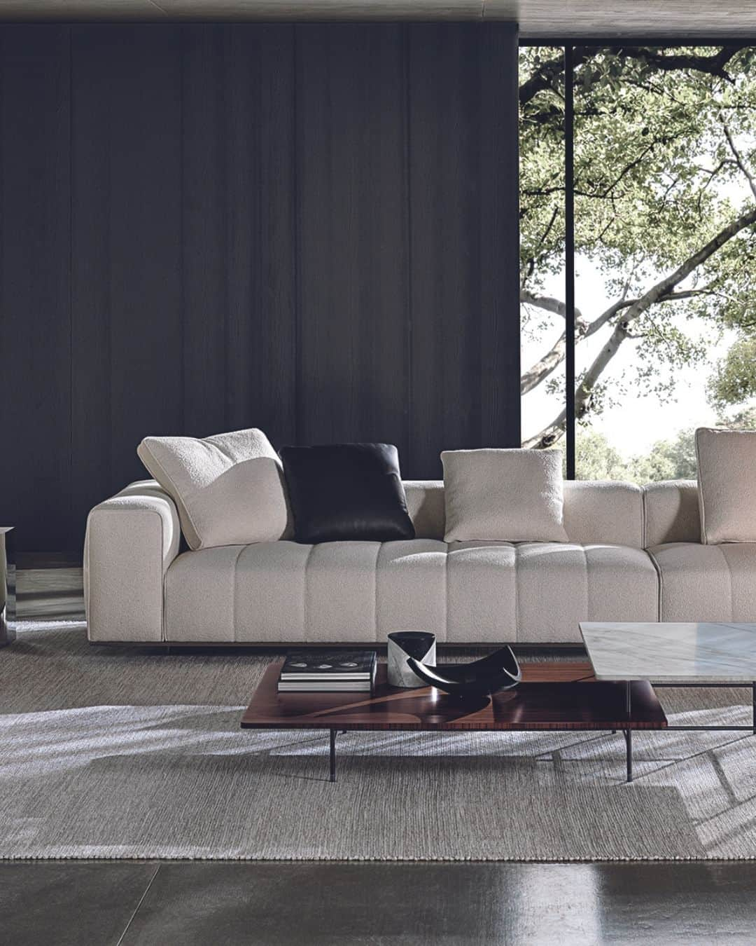 Minotti Londonさんのインスタグラム写真 - (Minotti LondonInstagram)「A detail that becomes volume is the essence of the Goodman design, the new modular seating system by @rodolfodordoni.  With a clear 1970s imprint, the inspiration behind this design is the graphic character of those years, its ability to stratify and cross marks, reducing the complexity of things into a few distinctive features.  In this way, in Goodman the mark of the matelassé stitching, typical of Minotti's tailoring processes, draws shadows and light on the seat, creating the sensation of a quilted cross-padding.  The system is suspended from the floor on refined Bronze or Polished Chrome metal feet, set back from the edge, and a perimeter frame that matches the same finishes, the optical effect of suspension in Goodman enhances the softness of the seat, offering a super-comfortable welcome.  Tap the link in our bio to discover the Goodman Seating System or come to see it in our showroom.  #goodman #minotti #luxuryfurniture #interiordesign #madeinitaly #luxurysofa #sofadesign #sofa #livingroomdecor #livingroomideas #livingroomdesign #rodolfodordoni」5月2日 16時29分 - minottilondon