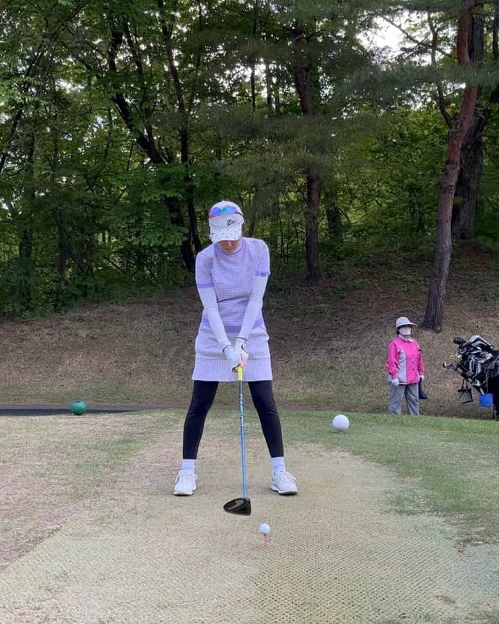 佐藤のぞみのインスタグラム：「昨日のラウンドレッスン⛳️ お客様にスイングを撮っていただきました🙏 ありがとうございました😊  白ティーだったけど久しぶりに60台でまわれました😆✌️  #いつだっていいスコアでまわりたい #ゴルフ#golf#golfswing #golflife #ラウンドレッスン#ゴルフレッスン#仙台ゴルフ#宮城ゴルフ#ママゴルファー#プロゴルファー#ゴルフ女子#⛳️#🏌️‍♀️#🤰 #👕#filagolf」