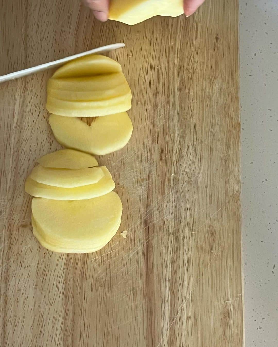 イ・ハウンのインスタグラム：「이거슨 내가 유일하게 만들 줄 아는 잼......🍎🫙🍯」