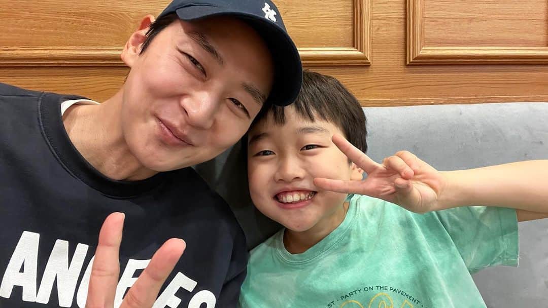 シム・ジホのインスタグラム：「. 벌써 일년이 되어가는구나. 작년 5월 말에 엄청 아파서 고생했는데 이제는 괜찮다니.. 공교롭게 내 생일에 진료를 보고 반가운 결과를 듣고 언제나처럼 둘이 나란히 앉아서 김밥 먹으면서 기록 남기기~  생일에 사랑하는 이안이와 시간 보내기 정말 행복해 ♡  아프지말자 이안이~^^ . 이제 또 나의 사랑들과 저녁시간을 함께 할 생각에  벌써부터 설레임과 행복감이 가득해 ♥」