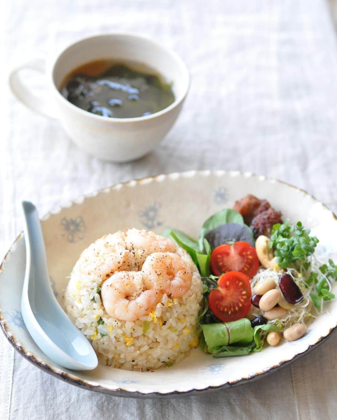 masayoのインスタグラム：「2023.5.2  + 子どもたちのお弁当の 残りでチャーハーンランチ。 即席でわかめスープも作って。 ・ お昼ご飯がちゃんとあるって いいよなって思うこの頃。 何もないと つい、1人だとテキトーに なってしまうのでねっ^^; ・ 明日からはお昼ご飯も 作らなきゃです。 お弁当の方がラクなんだけどな。」