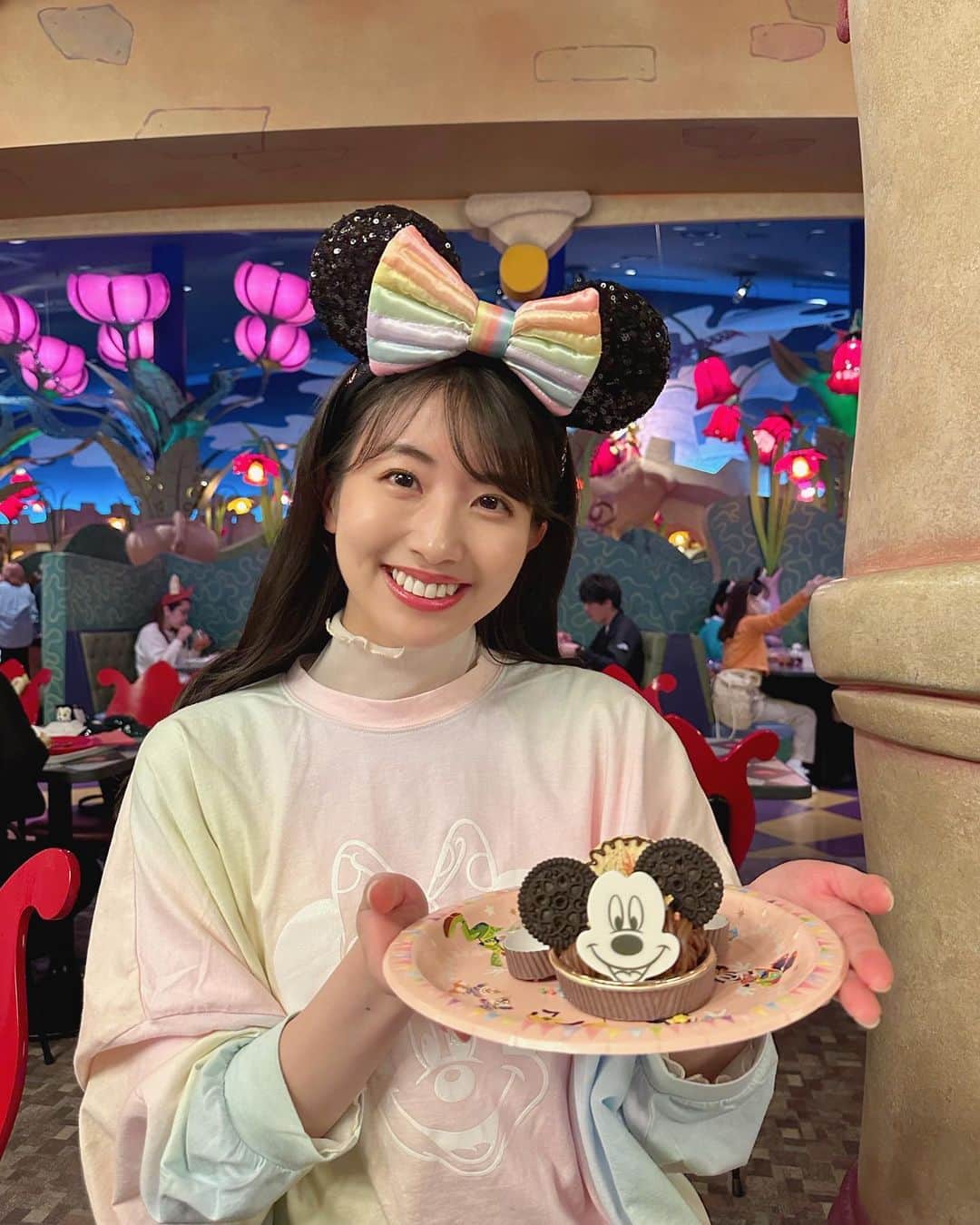 のインスタグラム：「#リトルパティシエミッキーマウスデザート 🧁🍫  #東京ディズニーリゾート40周年 の限定メニュー🎉自分でトッピングやデコレーションをして楽しむデザートを堪能しました💗👏🏻  センス無さすぎて完成品のクオリティ低すぎた、、大反省🥲🥲🙏🏻  お子様連れの方だけでなく大人も楽しめるメニュー！またリベンジしたい🥹♥️ . . . . #disneyfood #disneyland #tokyodisneyland #tokyodisneyresort #tdl #tdr #disneyresort #disneyfoodie #disneyfoodblog #ディズニーフード #ディズニーグルメ #ディズニーグラム #disneygram #食べスタグラム #手作りケーキ #デコレーションケーキ」