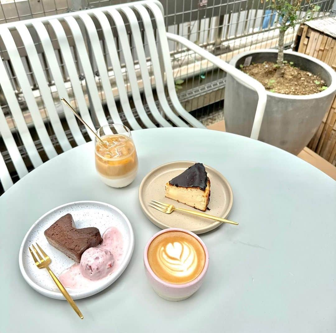 natsumiさんのインスタグラム写真 - (natsumiInstagram)「代官山カフェ…🍰♡ ㅤㅤㅤㅤㅤㅤㅤㅤㅤㅤㅤㅤㅤ @sophiacoffee.jp  新しくオープンしたカフェにいてきた♩ チーズケーキおいしすぎ☺︎店内も可愛くて癒し空間だたよ👊🏻 店員さんたちも優しくて神様でした ˎˊ˗ ㅤㅤㅤㅤㅤㅤㅤㅤㅤㅤㅤㅤㅤ ㅤㅤㅤㅤㅤㅤㅤㅤㅤㅤㅤㅤㅤ 📍代官山駅 東口から30秒くらいでした☺︎ ㅤㅤㅤㅤㅤㅤㅤㅤㅤㅤㅤㅤㅤ ㅤㅤㅤㅤㅤㅤㅤㅤㅤㅤㅤㅤㅤ ㅤㅤㅤㅤㅤㅤㅤㅤㅤㅤㅤㅤㅤ #代官山カフェ #代官山ランチ #カフェ巡り #チーズケーキ #東京カフェ」5月2日 16時35分 - iskw_ntm