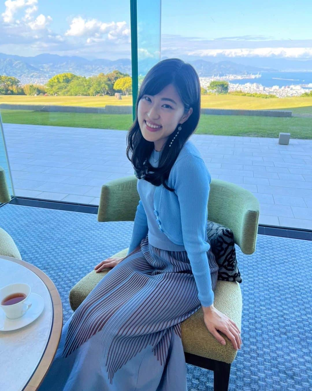 竹内里奈さんのインスタグラム写真 - (竹内里奈Instagram)「🗻🩵 まなみさんと静岡旅に♡ お天気最高で富士山も見えて感激✨  うしろで おじいちゃんおばあちゃんたちが 撮影してた😆♡  みなさん素敵なGWを〜✨ ・ ・ ・ ・ ・ ・ #静岡グルメ #静岡観光 #日本平ホテル #絶景 #絶景スポット #絶景カフェ #カフェ #女子旅 #afternoontea #アナウンサー #女子アナ #フリーアナウンサー #竹内里奈」5月2日 16時36分 - rina.takeuch