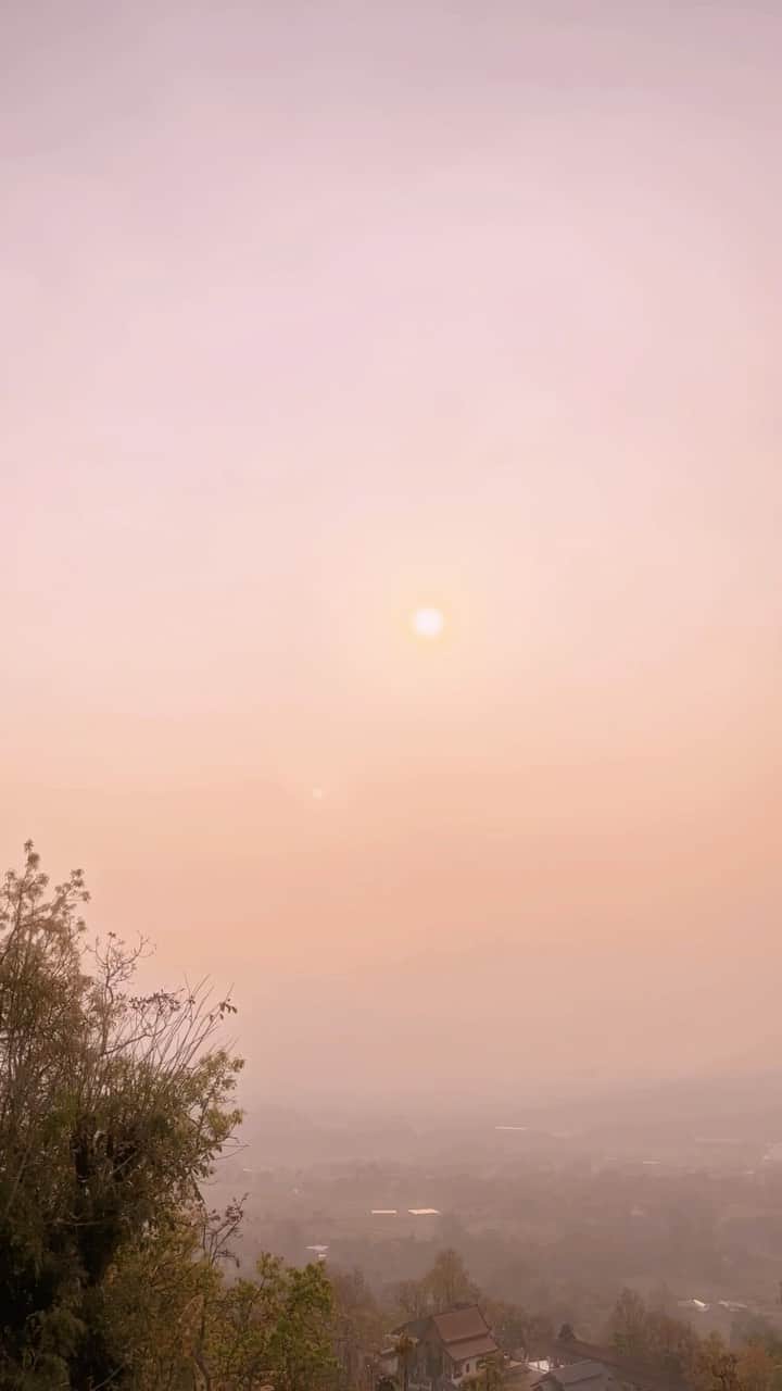 黒木桃子のインスタグラム：「夕陽ハンター☀️ 昼から夜、夜から朝….切り替わりの時の空って本当に綺麗で大好き😊🤍  #paicanyon #sunsetvibes #travelthailand #solotravel #タイ旅 #パーイキャニオン #サンセット #夕陽が好き」