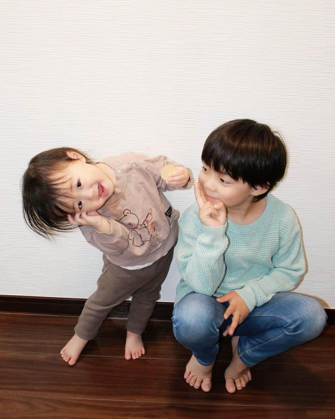 恒松あゆみさんのインスタグラム写真 - (恒松あゆみInstagram)「最近の兄妹。  相変わらず仲良し。  息子のプロフィール用写真を撮影していたら、麦茶をこぼした娘がそのまま乱入してきました。 (なのでお洋服が濡れています)  インナーもはみ出てるけど気にしないわっ！   #6歳5ヶ月   #1歳8ヶ月   #毎日大騒ぎ   #テアトルアカデミー   #子役   #モデル」5月2日 16時40分 - amyonn