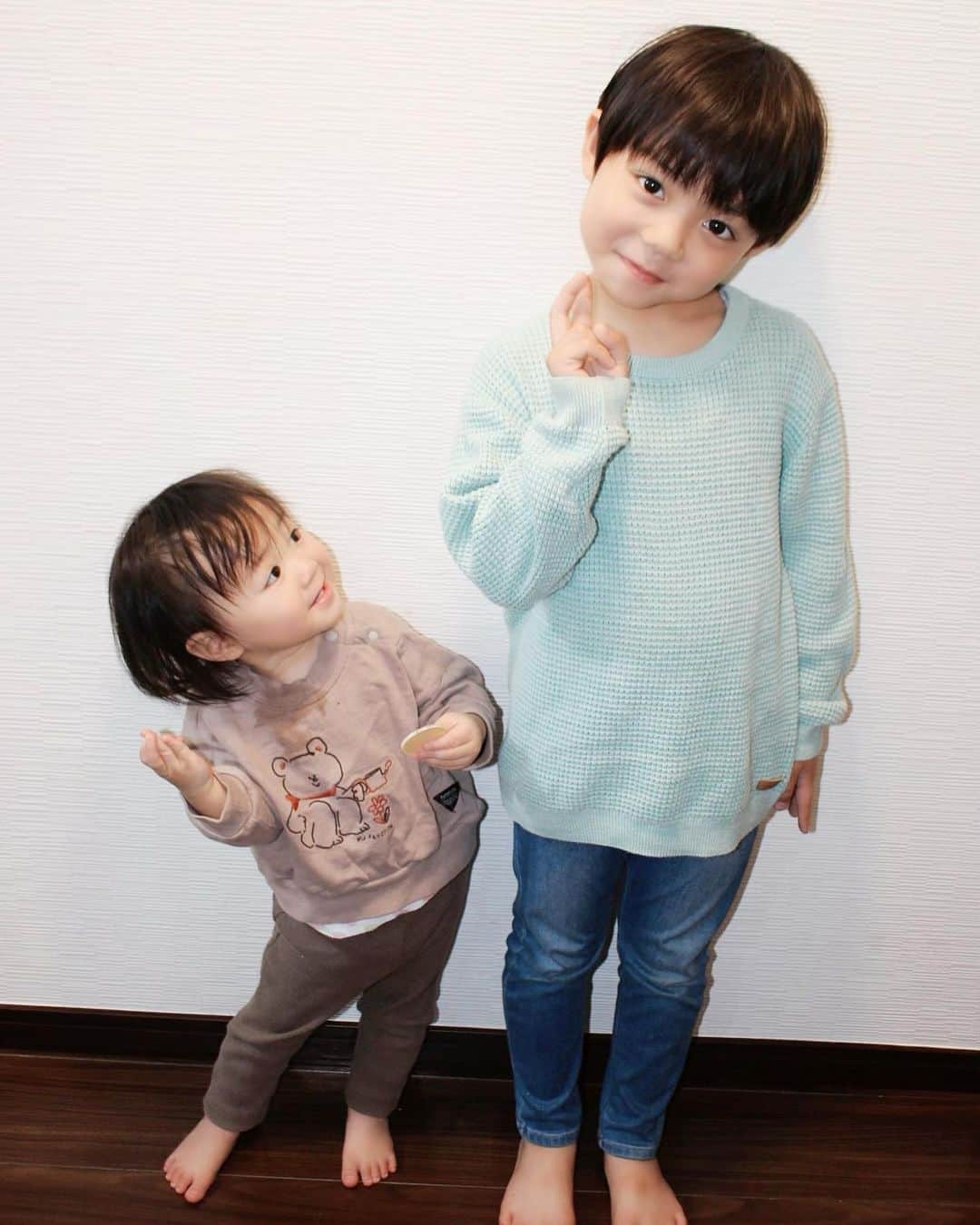 恒松あゆみさんのインスタグラム写真 - (恒松あゆみInstagram)「最近の兄妹。  相変わらず仲良し。  息子のプロフィール用写真を撮影していたら、麦茶をこぼした娘がそのまま乱入してきました。 (なのでお洋服が濡れています)  インナーもはみ出てるけど気にしないわっ！   #6歳5ヶ月   #1歳8ヶ月   #毎日大騒ぎ   #テアトルアカデミー   #子役   #モデル」5月2日 16時40分 - amyonn
