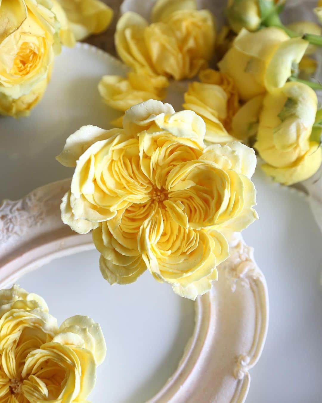 청담 수케이크 (atelier soo)のインスタグラム：「ㅡ Chocolate frame  💛💛💛  #buttercream」