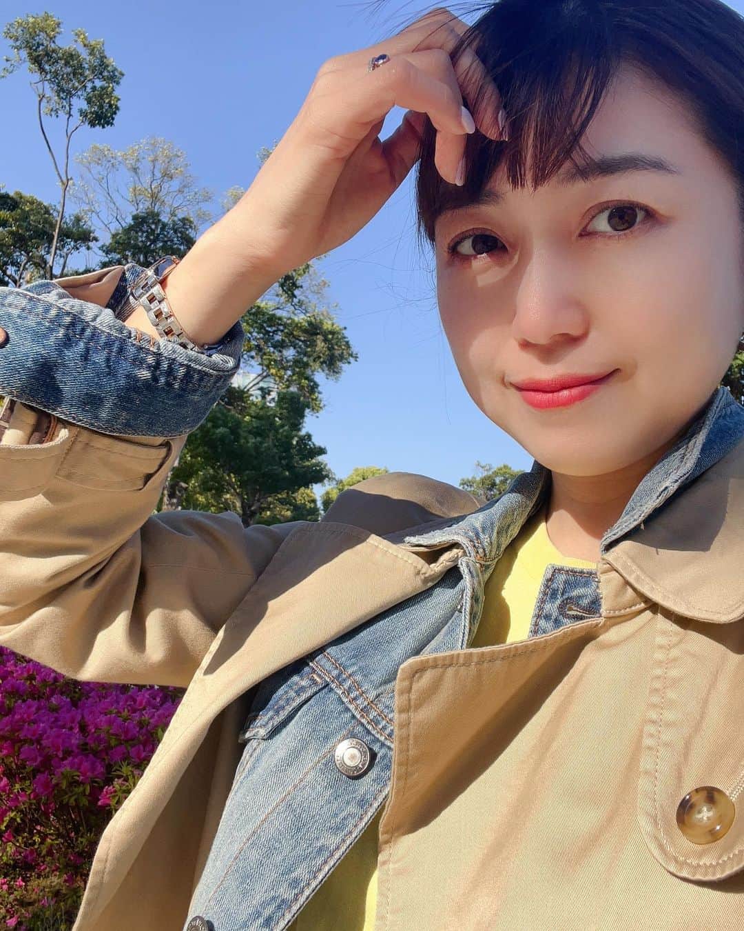 のインスタグラム：「こんにちは！ 良いお天気！！ 皆様ゴールデン・ウィーク如何お過ごしですか⁉︎☀️  私は5/4, 5と上野で「ミュージカル・ミーツ・シンフォニーDIVA」というコンサートに参加させていただくので、お出かけはせず家族と過ごしております〜  で！！ この前観に行った映画「スーパーマリオブラザーズ」がめちゃくちゃ面白かったのでインスタにも書いちゃう！！  小学生の時ハマりにハマったファミコン。そしてスーパーマリオ。私の場合は「スーマリ3」が大好きで当時そればっかりやっていたんですが(一番好きなのは巨大の国🍄)、大人になってからもう一度プレイしたくて10年前くらいに写真のファミコンを買いました！！  マリオが映画になると聞いて「息子が喜ぶかな〜」位の軽い気持ちで観に行ったんですが、なんてこったい！！私が1番喜んだ！！😂✨  なんだろう…製作陣のNintendoへのリスペクトをすごーく感じたし、作り手もファミコンが大好きなんだろうなぁって、かつて子供だった大人達が全力で楽しみながら最高のエンタメを作っている感じが…なんか感動すら覚えた😭👏あと音楽のチョイスが最高で所々テンション爆上がりでした❤️‍🔥  というわけで、久しぶりにファミコンをやりたくなって引っ張り出してきたんですが、小5の時はセミプロ級の腕前だったのに…めちゃくちゃ下手になっててビックリした🤣  途中からは夫と2 PLAYERでやってたんだけど2人とも穴に落ちまくるわキノコとかも取り損ねるし速攻で死にまくり、ちょっと弱過ぎて爆笑だった…指先の動きに老いを感じた出来事でした…。むしろ脳トレでこれからも定期的にやりますねファミコン🙋‍♀️ #映画 #スーパーマリオブラザーズ  #ファミコン世代  #新妻聖子」