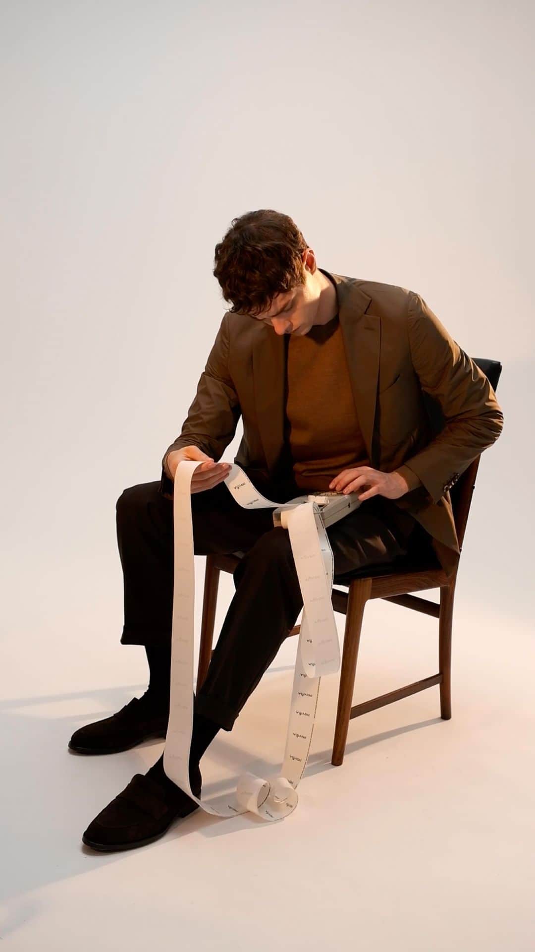 ラファエルカルーゾのインスタグラム：「Fine calculations and a Caruso full look for the week.  Find inspiration online at carusomenswear.com  #carusomenswear #ss23 #playfulelegance」