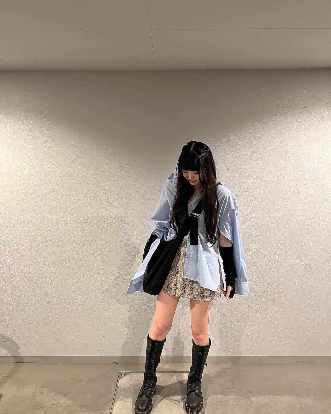 のインスタグラム：「Ufesで着たお洋服🔵💙 このシャツ色んな着方できて超かわちい Shirt @sly_official  Skirt @jouetie_official  Boots @drmartens_japan  Bag @shein_japan」
