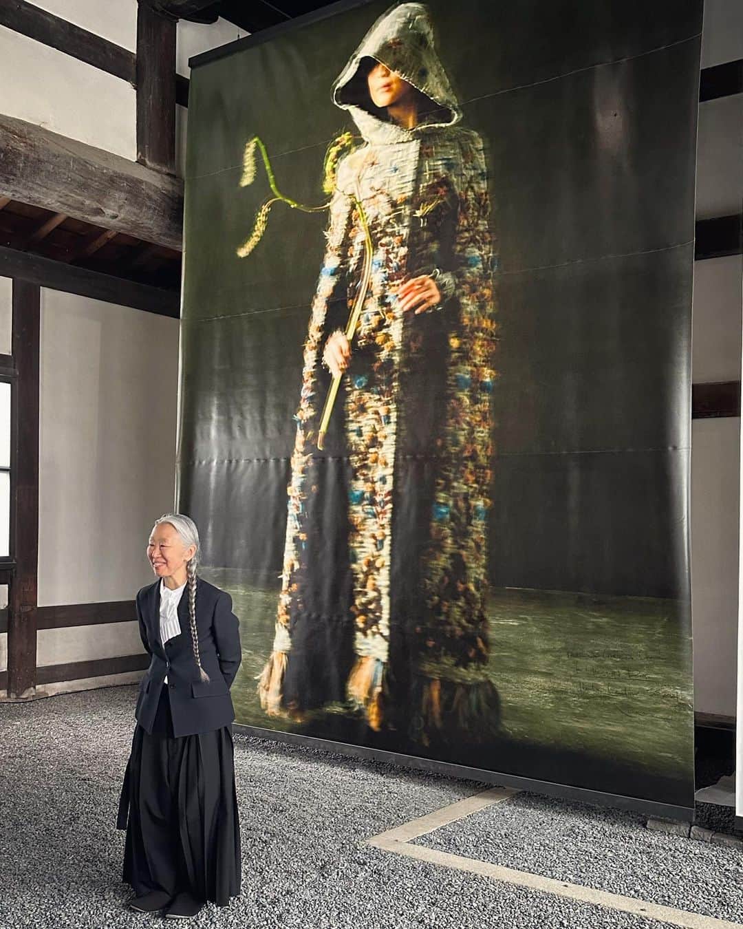 mioのインスタグラム：「毎年期待を超えてくる @kyotographie ですが、今年も素晴らしかった。  * @yuriko_takagi_photo さんの作品、 @tsuyoshi_tane さんの展示デザインが築400年の二条城にて高次元融合。 圧巻でした。  * @cococapitan  なんかよかったなぁ。 若者たちのフレッシュさと切なさと心強さと。 ノスタルジーを感じる作品でもある。  * @yu__yamauchi もう一度、富士登山しようかな…と思っちゃいました。絵画ではなかなか伝わらない自然の美しさと脅威が、写真ではストレートに入ってきました。」