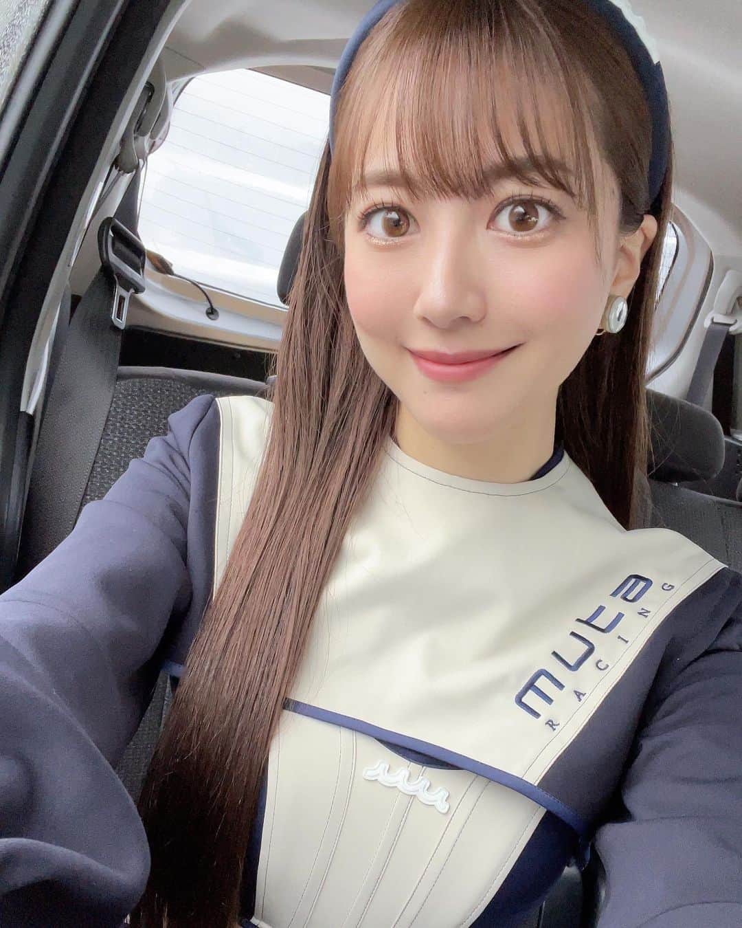 瀬谷ひかるのインスタグラム：「今日は2号車の日🤎  そして明日5月3日からはいよいよSUPERGT Rd.2富士🗻  前回悔しかった分、今回は気合を入れて 一緒に2号車を応援しましょう❤️‍🔥✊  2枚目は明日のスケジュール🗓 今回は予選日に物販サイン会を開催予定です！ 皆様のご来場お待ちしてます🧚🏻  #supergt #muta #mutaracing #mutaracingfairies #ingingmotorsport #racequeen #model #japanesegirl #selfie #レースクイーン #スーパーgt #ロングヘア #ストレートヘア #カチューシャ #コスチューム #富士スピードウェイ」
