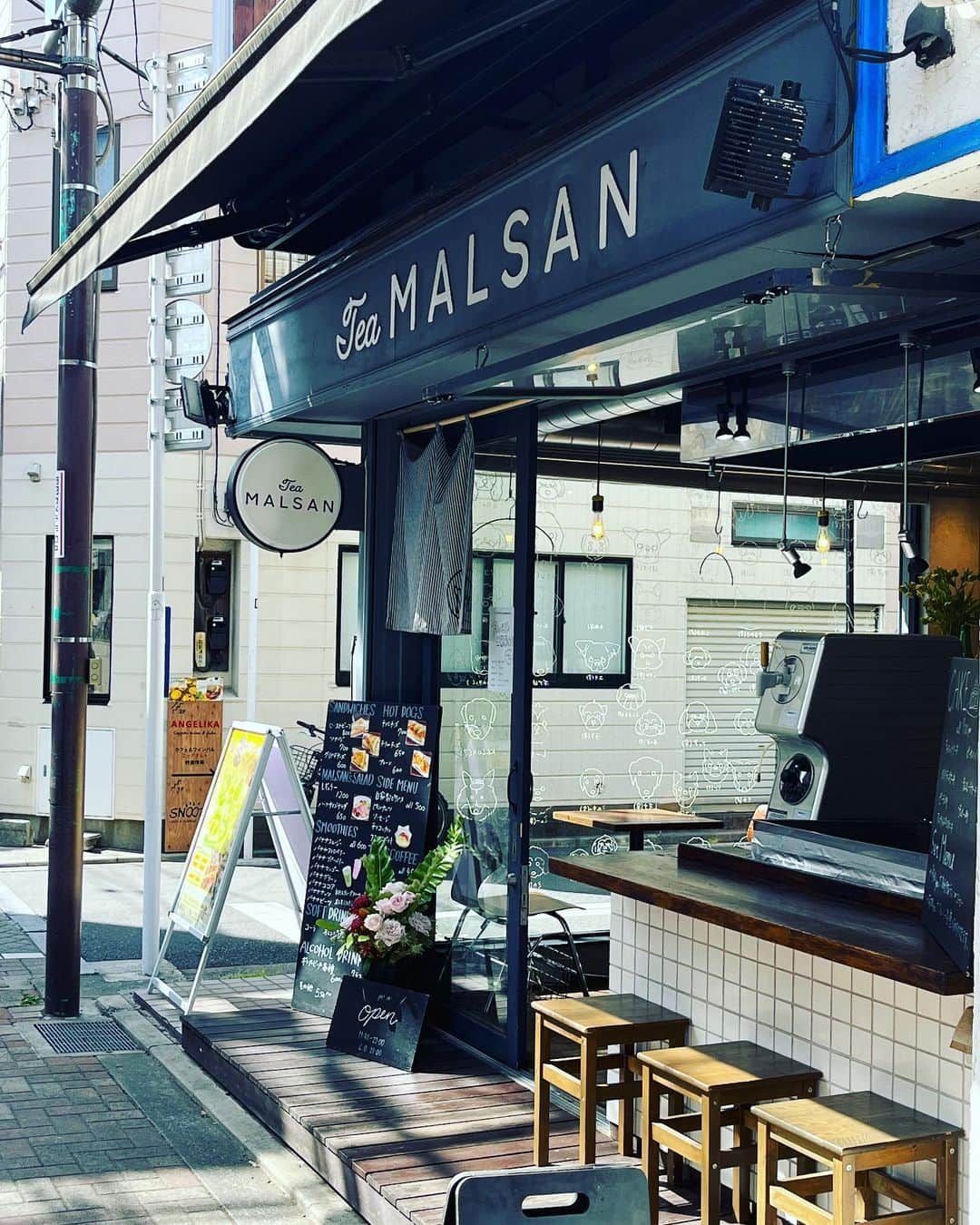福田葉子さんのインスタグラム写真 - (福田葉子Instagram)「大好きな店に行くのに忙しくて、なかなか新しい店まで開拓できない…。そんな人多いのでは。私もです。  このグリルチーズサンドが食べたくて食べたくて。再びのマルサンへ。中道通りの奥。 @teamalsan クラフトビールと実によく合う、ほのかな甘みがたまらん。 次の日はオーツ麦ラテと自家製ホットドッグ目当てにnidoへ。@nido_zenpuk 善福寺公園目の前の一軒家カフェ、この季節はテラスが最高。 どちらも犬連れOKなので、よそんちのお利口な柴犬などを愛でながら過ごすのも楽しみのひとつ。 #weekend #cafe #favorite #hometown #teamalsan #grilledcheesesandwich #yummy #foodie #love #craftbeer #nido #nidozenpukuji #dog #chill #dogok #カフェ　#カフェ巡り #ティーマルサン　#吉祥寺　#吉祥寺カフェ #中道通り #グリルチーズサンド　#クラフトビール　#ニド　#ニド善福寺　#善福寺公園　#休日　#週末」5月2日 17時03分 - yoyoyokoko