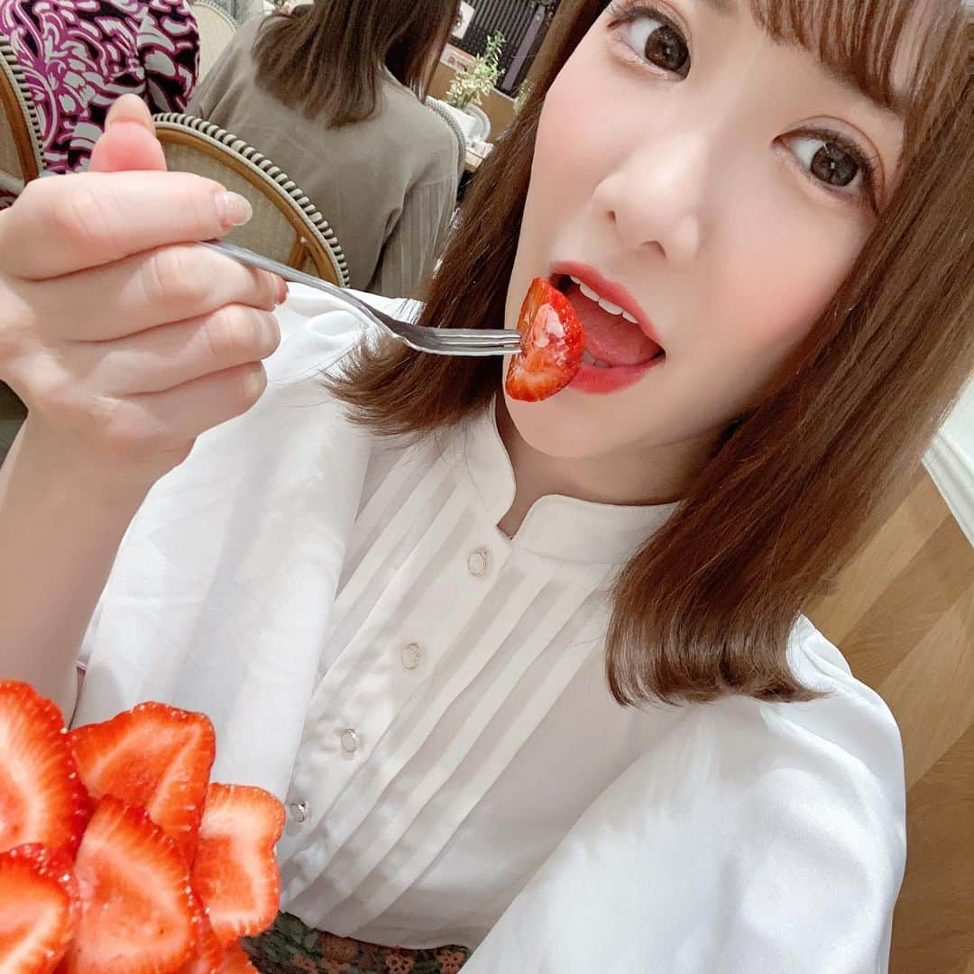 小峰みこさんのインスタグラム写真 - (小峰みこInstagram)「. おいしいおいしい あまおうのいちごパフェ🍓✨ . 早く食べたすぎて いつもの角度で撮りそびれてしまった😂 . 我在澀谷的一家商店吃了草莓芭菲」5月2日 16時57分 - mico_19911201