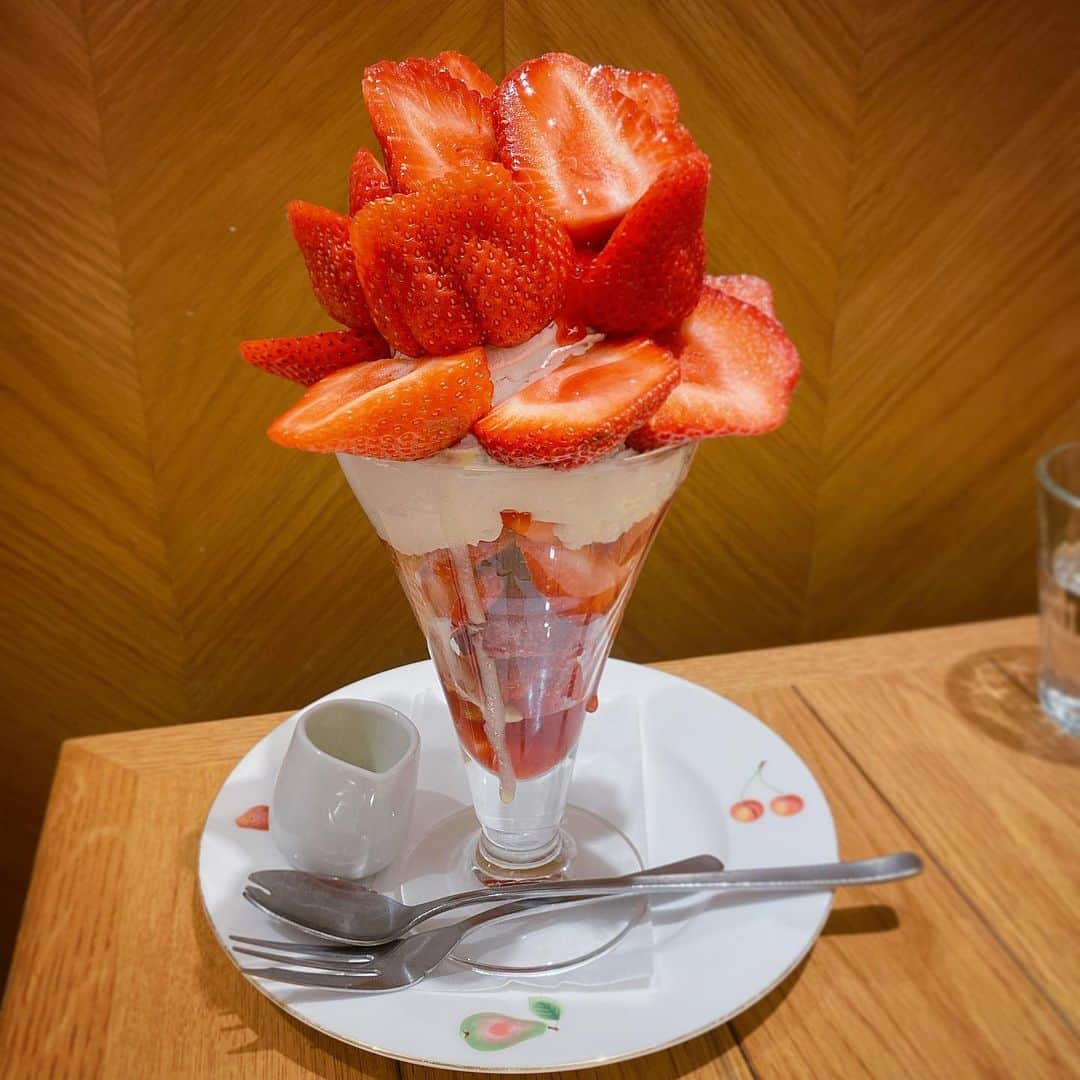 小峰みこさんのインスタグラム写真 - (小峰みこInstagram)「. おいしいおいしい あまおうのいちごパフェ🍓✨ . 早く食べたすぎて いつもの角度で撮りそびれてしまった😂 . 我在澀谷的一家商店吃了草莓芭菲」5月2日 16時57分 - mico_19911201