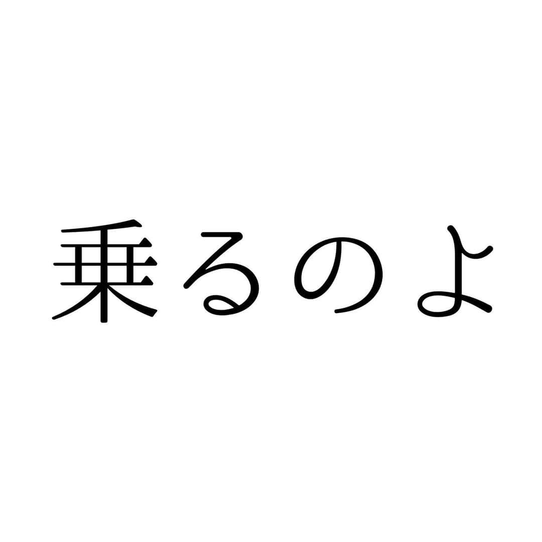 堀ママさんのインスタグラム写真 - (堀ママInstagram)「更年期になると 女性ホルモンは乱高下しながら 減っていくの そのせいで 体も心も不安定になりやすいのね  自然なことだから 自分を責める必要はないのよ  普通、動物は閉経とともに死んじゃうけど 人間は閉経後も長く生きるわ  それって ボーナスステージってことでしょう？ せっかくだったら 豊かに捉えて 波に飲まれず乗り切って 新しいステージに 入っていきましょ  #更年期　#女性ホルモン　#婦人科 #生理 #月経 #漢方 #薬膳 #メンタルヘルス #ホットフラッシュ   #大丈夫」5月2日 16時59分 - hori_mama_