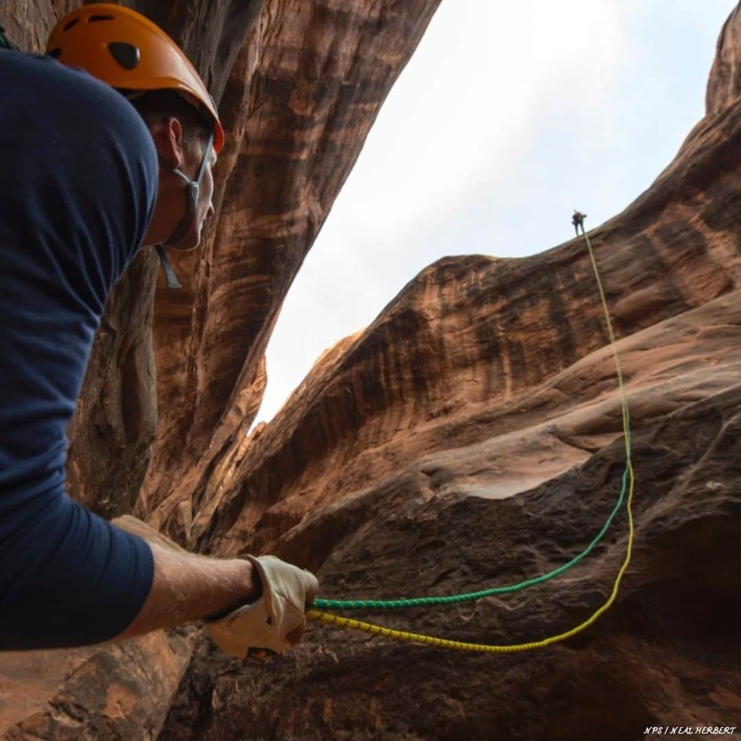 のインスタグラム：「アーチーズ国立公園（Arches National Park）は、ユタ州東部にある国立公園です。世界的に有名な「デリケートアーチ（Delicate Arch）」を含む、2000以上の天然の砂岩アーチに加え、ユニークな地質資源や地層が存在します。   #アーチーズ国立公園 #ユタ #デリケートアーチ」