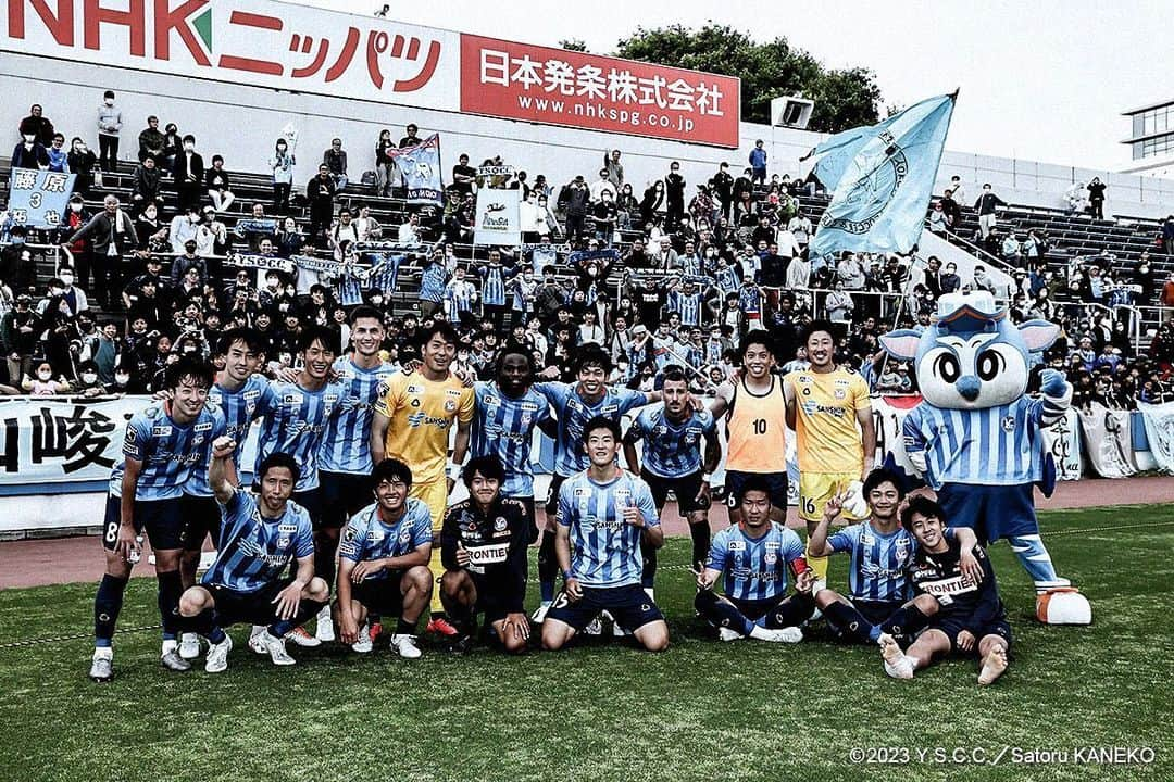 横浜スポーツ&カルチャークラブさんのインスタグラム写真 - (横浜スポーツ&カルチャークラブInstagram)「.  🔵Y.S.C.C.オフィシャルフォトグラファーが選ぶ１枚ー今治戦🟠  「待ちに待ったファン・サポーターの皆さんとの１枚。声援に後押しされた選手全員の踏ん張りで、崩れかけた試合を立て直し、勝利した後の１枚は格別だった。」  📸&✍️：金子悟( @kaneko_satoru )  #yscc #Ｊリーグ #jleague #j3 #横浜 #本牧 #soccer #サッカー #bonera」5月2日 17時00分 - yscc_official