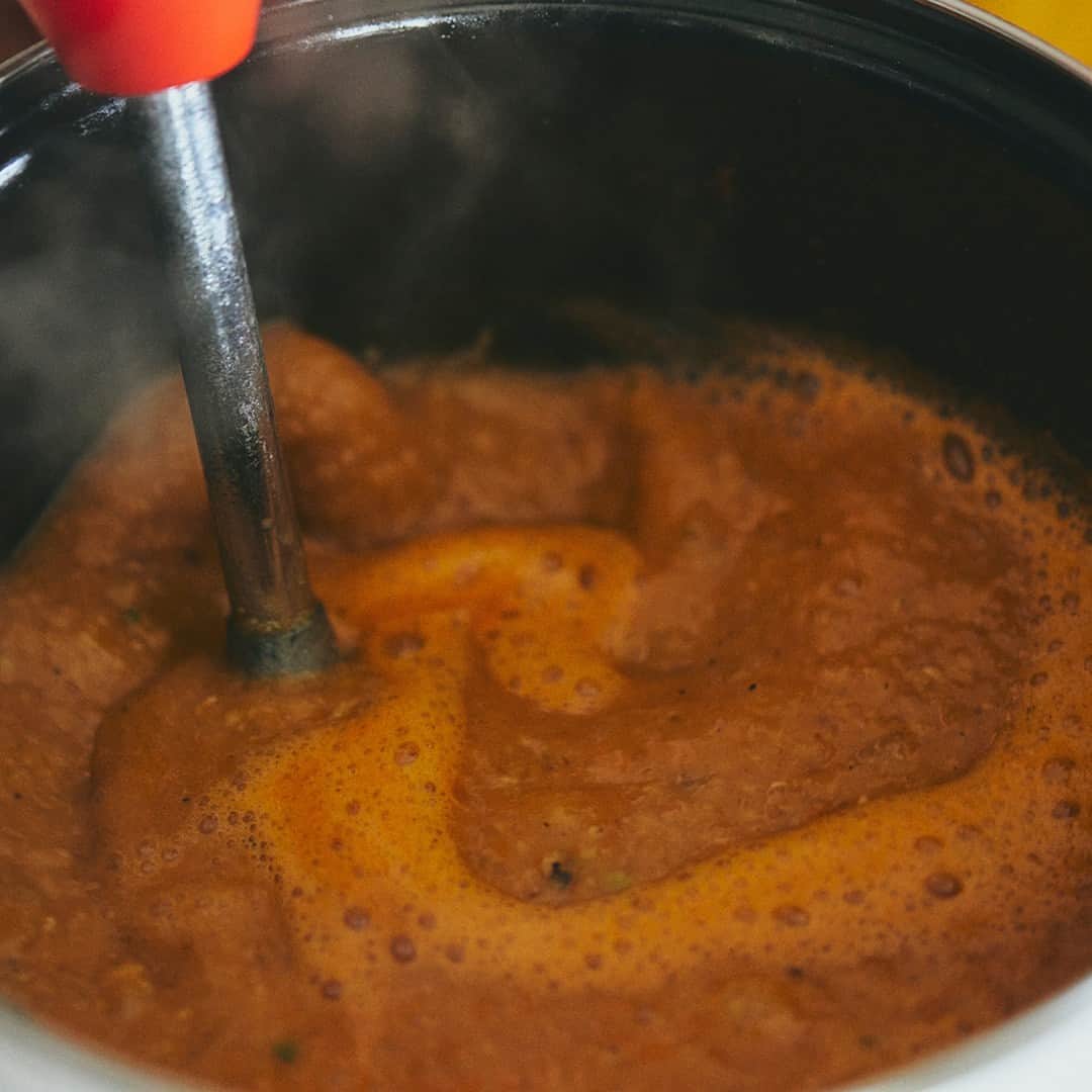 北欧、暮らしの道具店さんのインスタグラム写真 - (北欧、暮らしの道具店Instagram)「【異国の、お助けスープ】身体を芯からリセット。モロッコの、スパイシーな豆スープ . - - - - - - - - - - - -  世界の食材や料理を見てきた料理家 口尾麻美（くちお あさみ）さんに 教えていただくのは、 異国のキッチンでうまれた、 自分を元気にしてくれるスープ。  今回は、モロッコのキッチンから。 スパイシーな豆のスープ、 ハリラ「الحريرة（Harira）」です。 身体を芯から温めてくれる チャージレシピですよ。  - - - - - - - - - - - - - - - - - ホットで、スパイシー。 モロッコうまれの「豆スープ」 - - - - - - - - - - - - - - - - -  【材料（3~4人分）】 レンズ豆(乾燥したもの)…100g�ヒヨコ豆(茹でたもの。水煮缶がおすすめ)…100g�玉ねぎ…1/2個�セロリ…1/2本�トマト…2個�水…1~1.2L �A�・ジンジャーパウダー…小さじ2�・塩…小さじ1~2�・ブラックペッパー…小さじ1�・コリアンダーリーフ（パクチーでも可）…大さじ2�・イタリアンパセリ…大さじ2  トマトペースト（なくても可）…大さじ1�オリーブオイル…大さじ2~3�細めのパスタ…30g�レモンのくし切り…3~4個  【下準備】�・玉ねぎ、セロリはみじん切りにしておく。�・コリアンダーリーフ、 イタリアンパセリは 飾り用に少し残しておく。  【作り方】 ❶ 鍋にオリーブオイルを入れ、 玉ねぎとセロリを炒める。 しんなりとしたらAを入れて、さらに炒める。  ❷ トマト、水、レンズ豆も入れ、 沸騰したら弱火で20分ほど煮て、 トマトの酸味を飛ばす。 レンズ豆が煮崩れる程度にやわらかくなってきます。  ❸トマトペースト、ひよこ豆も入れて、 さらに10分煮る。  ❹ハンドミキサーでなめらかにする。  ❺短く折ったパスタを入れ、 パスタがやわらかくなるまで煮たら、 塩・ブラックペッパー(分量外)で 味を整えて、できあがり。  残しておいたコリアンダーリーフ、 イタリアンパセリをちらし、 レモンをしぼっていただきましょう。  - - - - - - - - - - - - - - - - - - - - - - -  口尾さん：�「今回はシンプルに豆だけで作ったハリラ。 ここに牛肉や羊肉を入れても美味しく出来上がります。 細かくしたパスタが、いい塩梅に スープにとろみをつけてくれて。 次の日になると豆がスープを吸って もったりとしてくるので、そのときは 水と塩を足して調節してみてくださいね。  ブレンダーがない場合は、コトコトとじっくり 豆を煮ているだけでも自然と煮崩れてくるので、 その食感を楽しんでも美味しく召し上がれますよ」  #food#foodstagram#レシピ#豆スープ#ハリラ#Harira#スープ#モロッコ#朝ごはん#ランチ#昼ごはん#料理#口尾麻美さん#暮らしを楽しむ#日々の暮らし#北欧#暮らし#北欧暮らしの道具店」5月2日 17時02分 - hokuoh_kurashi