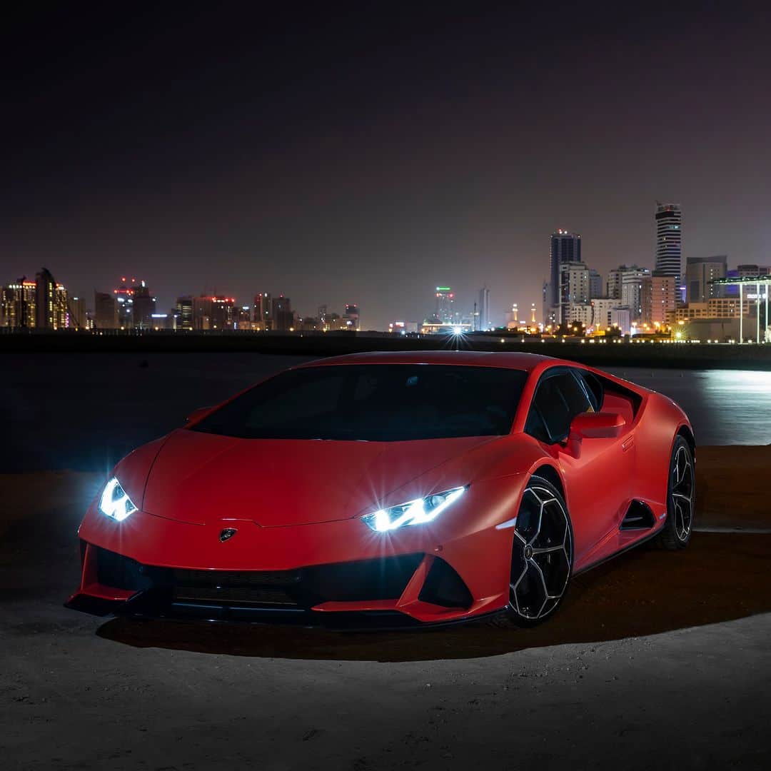 ランボルギーニのインスタグラム：「No light shines brighter than that of our passion. And it’s a driving sensation where Huracán EVO is concerned.  #Lamborghini #HuracanEVO #EveryDayAmplified __ Huracán Evo: fuel consumption combined 13.7 l/100km; CO2-emissions combined 332 g/km (WLTP EU27)」