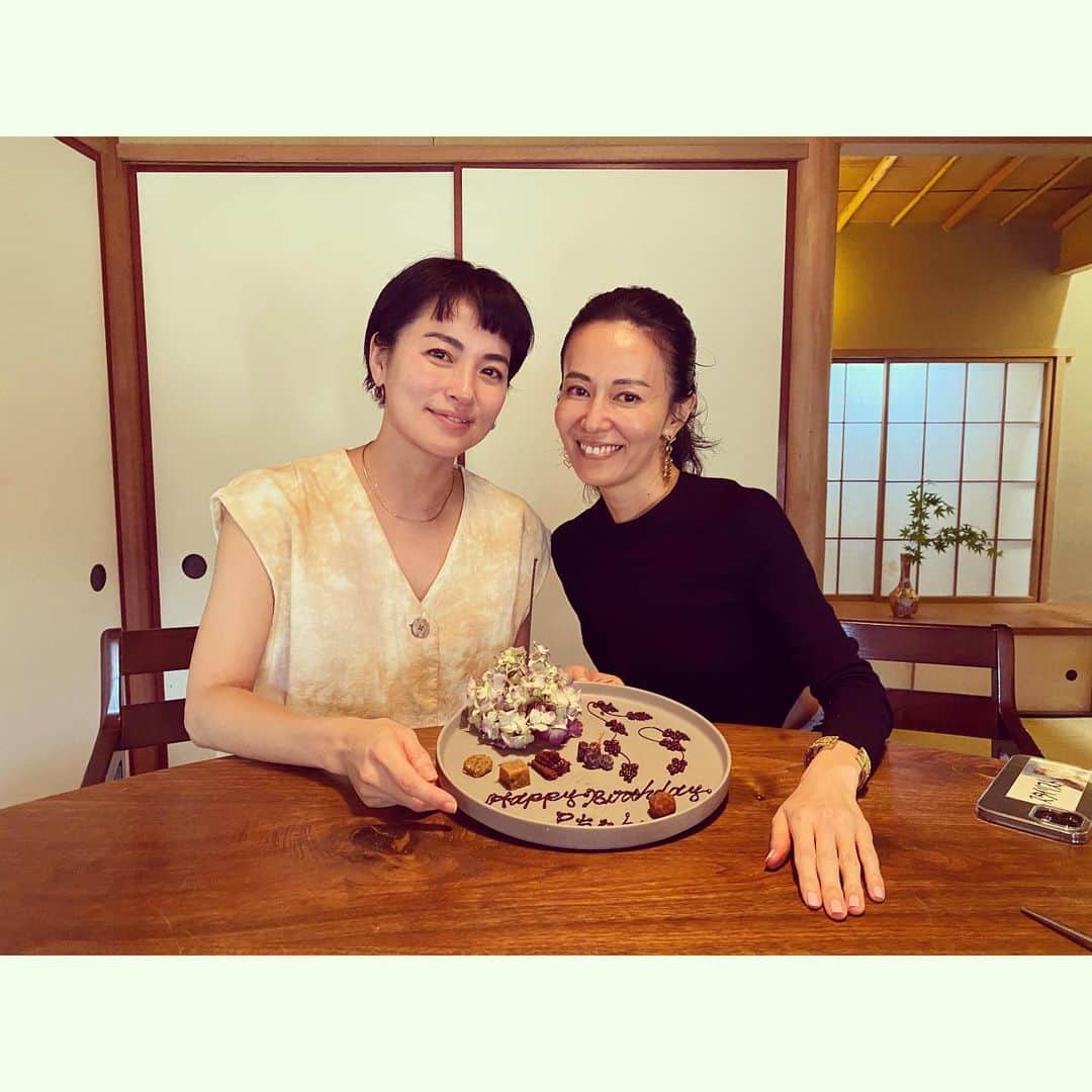 桃生亜希子さんのインスタグラム写真 - (桃生亜希子Instagram)「のりこと久しぶりの鎌倉散策。 　 　予約してくれたレストラン、イチリンハナレ　@ichirin_hanare までの散歩道が心地よかった。🍃🌞✨ 　もう5月。🌱🌿   　個室で色々おしゃべりしながらスパークリングワインとコース料理をいただく。 　どれもヘルシーで美味しくて、じっくりと堪能。 　 　のりこがお誕生日のお祝い🥂🎂をしてくれて、(4月2日の 　アフリカに学校を建てたり、沢山の支援も行う　@cloudy.tokyo のマグカップを「家族で使って！」とプレゼントしてくれた。 　大切に使うね。❤️‍🔥🥹🙏  　 　その後は、大好きな　@arrownakajima とティエリー夫婦が鎌倉にギャラリーをOpenしたというので遊びに行く。 　  築100年以上の建物を自分達で整えたというその場所は、気の流れも素晴らしく、お寺のように美しかった。 　　 　風が抜けて、鳥の声が気持ちいい。✨  　arrowが秘密の屋根裏部屋で何か楽しいことを企画するのも楽しみだな 🧚🏼✨   　近くのお寺を散策したり、リス🐿やかわいい葉っぱ、ハクビシンに出会ったり、時の流れがゆ〜ったりとした　不思議で最高な1日だったよ。😊✨🙏 　 #鎌倉 #だいすき #birthdaylunch #ありがとう #birthday」5月2日 17時09分 - pinokosugar