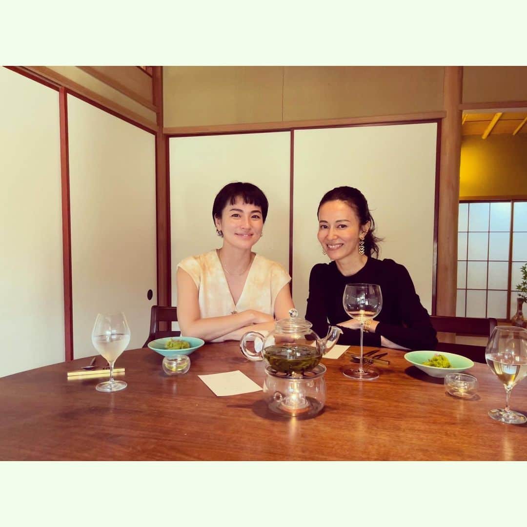 桃生亜希子のインスタグラム：「のりこと久しぶりの鎌倉散策。 　 　予約してくれたレストラン、イチリンハナレ　@ichirin_hanare までの散歩道が心地よかった。🍃🌞✨ 　もう5月。🌱🌿   　個室で色々おしゃべりしながらスパークリングワインとコース料理をいただく。 　どれもヘルシーで美味しくて、じっくりと堪能。 　 　のりこがお誕生日のお祝い🥂🎂をしてくれて、(4月2日の 　アフリカに学校を建てたり、沢山の支援も行う　@cloudy.tokyo のマグカップを「家族で使って！」とプレゼントしてくれた。 　大切に使うね。❤️‍🔥🥹🙏  　 　その後は、大好きな　@arrownakajima とティエリー夫婦が鎌倉にギャラリーをOpenしたというので遊びに行く。 　  築100年以上の建物を自分達で整えたというその場所は、気の流れも素晴らしく、お寺のように美しかった。 　　 　風が抜けて、鳥の声が気持ちいい。✨  　arrowが秘密の屋根裏部屋で何か楽しいことを企画するのも楽しみだな 🧚🏼✨   　近くのお寺を散策したり、リス🐿やかわいい葉っぱ、ハクビシンに出会ったり、時の流れがゆ〜ったりとした　不思議で最高な1日だったよ。😊✨🙏 　 #鎌倉 #だいすき #birthdaylunch #ありがとう #birthday」