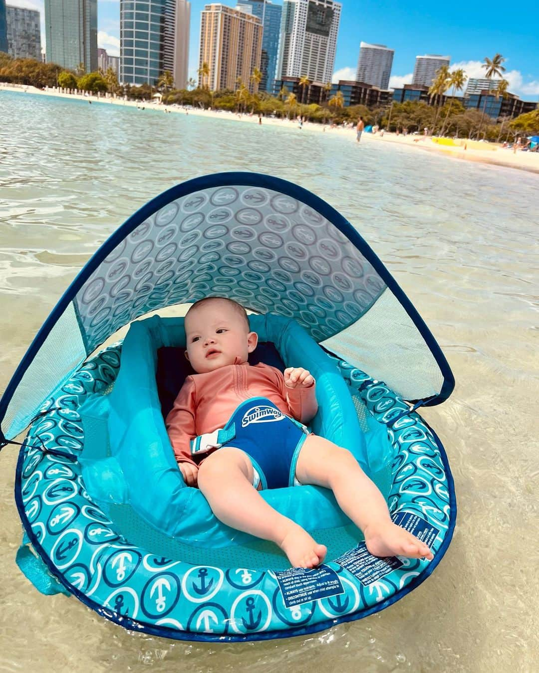 宮崎沙矢加さんのインスタグラム写真 - (宮崎沙矢加Instagram)「Family day on the beach🌴🏖🌺✨ Michelle played with ocean for the first time💓 . . . 今日は👶🏼パスポート申請に行った帰りに海水浴デビュー🤍プールの時と同様、全然怖がる事なく むしろキャッキャはしゃいでて可愛いすぎた😂💕 海はしょっちゅう行ってるからかな~👍🏽今度はテディも一緒に泳ぎたいなぁ🤭今日もふとミシェルがbabyからgirlになろうとしてるのがふと垣間見れ寂しくなった🥹🫣🫠 昨日も今日も大好きなパパとずっと一緒で嬉しそうなミシェルでした💓 #beachlife #hawaiibeach #babybeach #海デビュー#生後7ヶ月 #ハーフガール」5月2日 17時10分 - sarah___audrey