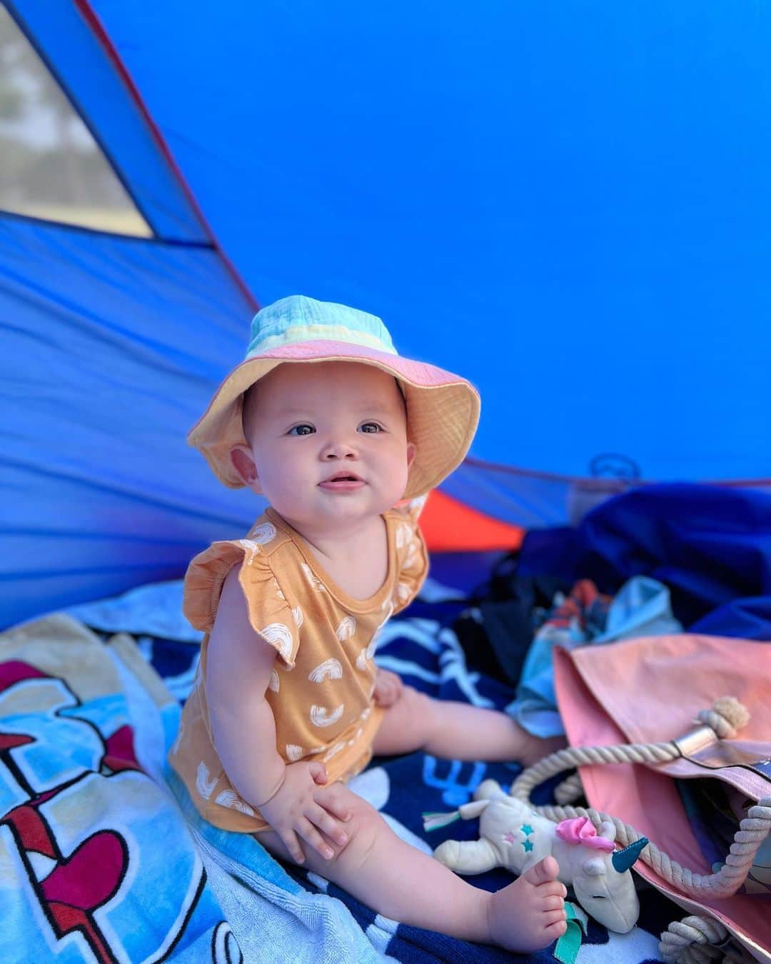 宮崎沙矢加さんのインスタグラム写真 - (宮崎沙矢加Instagram)「Family day on the beach🌴🏖🌺✨ Michelle played with ocean for the first time💓 . . . 今日は👶🏼パスポート申請に行った帰りに海水浴デビュー🤍プールの時と同様、全然怖がる事なく むしろキャッキャはしゃいでて可愛いすぎた😂💕 海はしょっちゅう行ってるからかな~👍🏽今度はテディも一緒に泳ぎたいなぁ🤭今日もふとミシェルがbabyからgirlになろうとしてるのがふと垣間見れ寂しくなった🥹🫣🫠 昨日も今日も大好きなパパとずっと一緒で嬉しそうなミシェルでした💓 #beachlife #hawaiibeach #babybeach #海デビュー#生後7ヶ月 #ハーフガール」5月2日 17時10分 - sarah___audrey