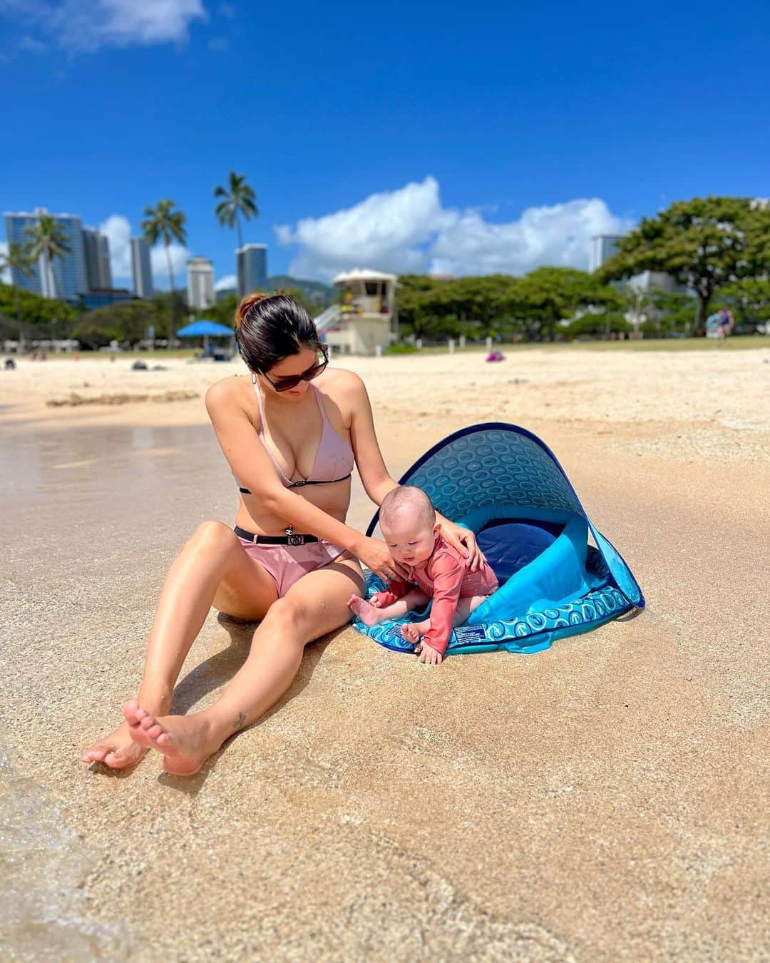 宮崎沙矢加さんのインスタグラム写真 - (宮崎沙矢加Instagram)「Family day on the beach🌴🏖🌺✨ Michelle played with ocean for the first time💓 . . . 今日は👶🏼パスポート申請に行った帰りに海水浴デビュー🤍プールの時と同様、全然怖がる事なく むしろキャッキャはしゃいでて可愛いすぎた😂💕 海はしょっちゅう行ってるからかな~👍🏽今度はテディも一緒に泳ぎたいなぁ🤭今日もふとミシェルがbabyからgirlになろうとしてるのがふと垣間見れ寂しくなった🥹🫣🫠 昨日も今日も大好きなパパとずっと一緒で嬉しそうなミシェルでした💓 #beachlife #hawaiibeach #babybeach #海デビュー#生後7ヶ月 #ハーフガール」5月2日 17時10分 - sarah___audrey