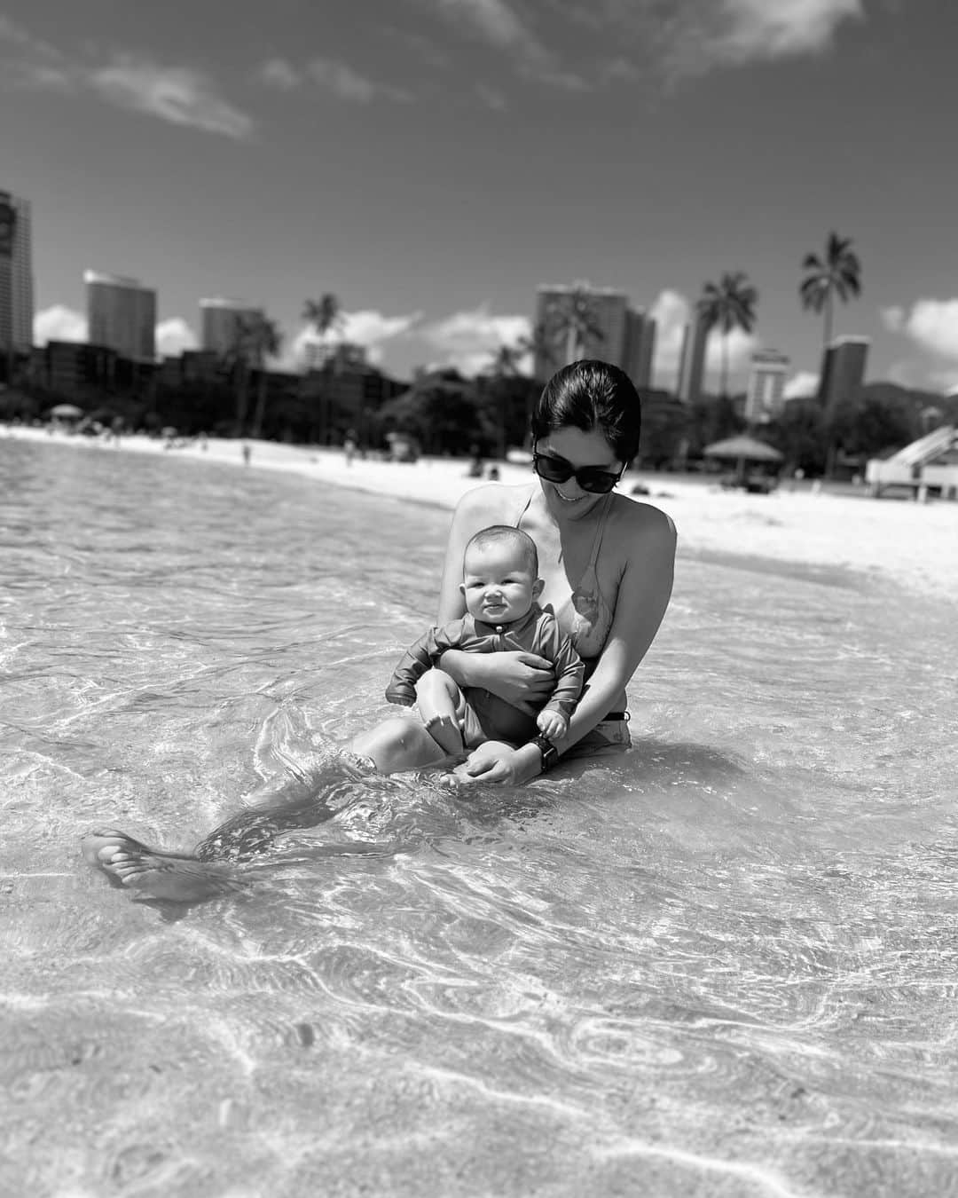 宮崎沙矢加さんのインスタグラム写真 - (宮崎沙矢加Instagram)「Family day on the beach🌴🏖🌺✨ Michelle played with ocean for the first time💓 . . . 今日は👶🏼パスポート申請に行った帰りに海水浴デビュー🤍プールの時と同様、全然怖がる事なく むしろキャッキャはしゃいでて可愛いすぎた😂💕 海はしょっちゅう行ってるからかな~👍🏽今度はテディも一緒に泳ぎたいなぁ🤭今日もふとミシェルがbabyからgirlになろうとしてるのがふと垣間見れ寂しくなった🥹🫣🫠 昨日も今日も大好きなパパとずっと一緒で嬉しそうなミシェルでした💓 #beachlife #hawaiibeach #babybeach #海デビュー#生後7ヶ月 #ハーフガール」5月2日 17時10分 - sarah___audrey