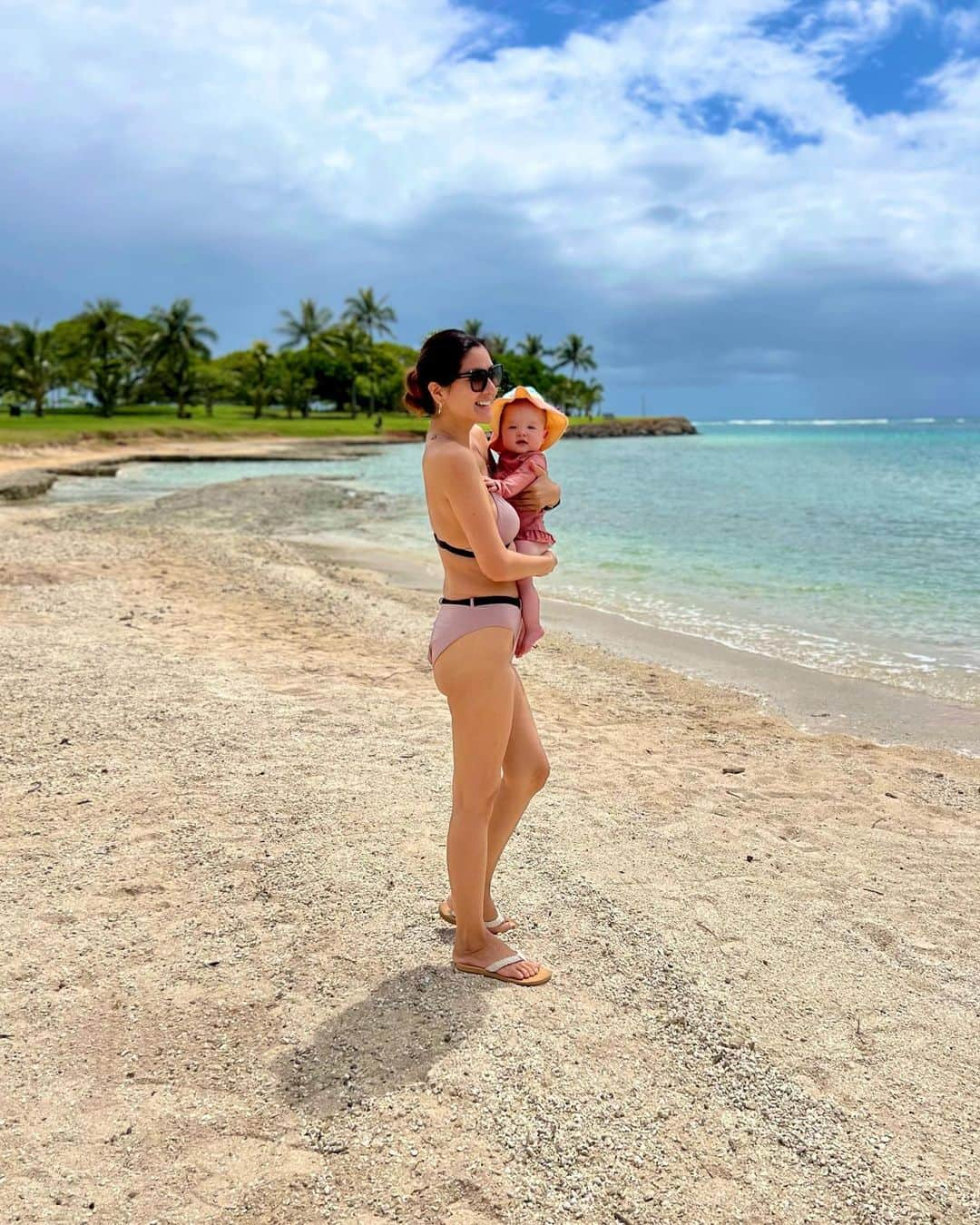 宮崎沙矢加のインスタグラム：「Family day on the beach🌴🏖🌺✨ Michelle played with ocean for the first time💓 . . . 今日は👶🏼パスポート申請に行った帰りに海水浴デビュー🤍プールの時と同様、全然怖がる事なく むしろキャッキャはしゃいでて可愛いすぎた😂💕 海はしょっちゅう行ってるからかな~👍🏽今度はテディも一緒に泳ぎたいなぁ🤭今日もふとミシェルがbabyからgirlになろうとしてるのがふと垣間見れ寂しくなった🥹🫣🫠 昨日も今日も大好きなパパとずっと一緒で嬉しそうなミシェルでした💓 #beachlife #hawaiibeach #babybeach #海デビュー#生後7ヶ月 #ハーフガール」