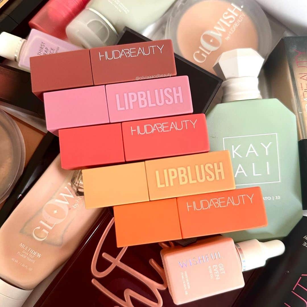 Huda Kattanさんのインスタグラム写真 - (Huda KattanInstagram)「😍😍😍 @oliviaaandbeauty Repost @oliviaaandbeauty  Creamy and dreamy, these new Huda Beauty Lip Blushes pack some major staying power. 💋  Meet the newest release from @hudabeauty - her brand new Lip Blushes which are super hydrating, lightweight and long-lasting. They have a versatile formula that can be used to give cheeks and lips an easy-to-apply glow and pigment. Skincare superheroes such as hyaluronic acid and coconut extract work to give skin a burst of moisture, making this a handbag must-have.   Available in five gorgeous shades (Peachy Kiss, Apricot Kiss, Coral Kiss, Rosy Kiss & Berry Kiss) these will be available May 9th from @hudabeautyshop and her retailers worldwide @sephorauk @cultbeauty @bootsuk @harrodsbeauty @theofficialselfridges @harrods @asos_faceandbody ✨  🏷️ #hudabeauty #lipblush #hudabeautylipblush #hudabeautyshop #lipstain」5月2日 17時14分 - hudabeauty
