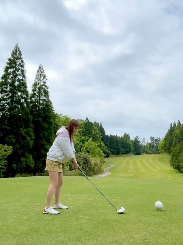 mikaのインスタグラム：「♥︎︎∗︎* ドライバーショット🏌️‍♀️ 最近はいい感じ♡  日本長江ゴルフクラブでラウンド⛳️ 初めて行ったけど楽しいコースだったから また行きたいなー✨  #ゴルフ #ゴルフ女子 #golf #ドライバー #ドライバーショット  #日本長江ゴルフクラブ」