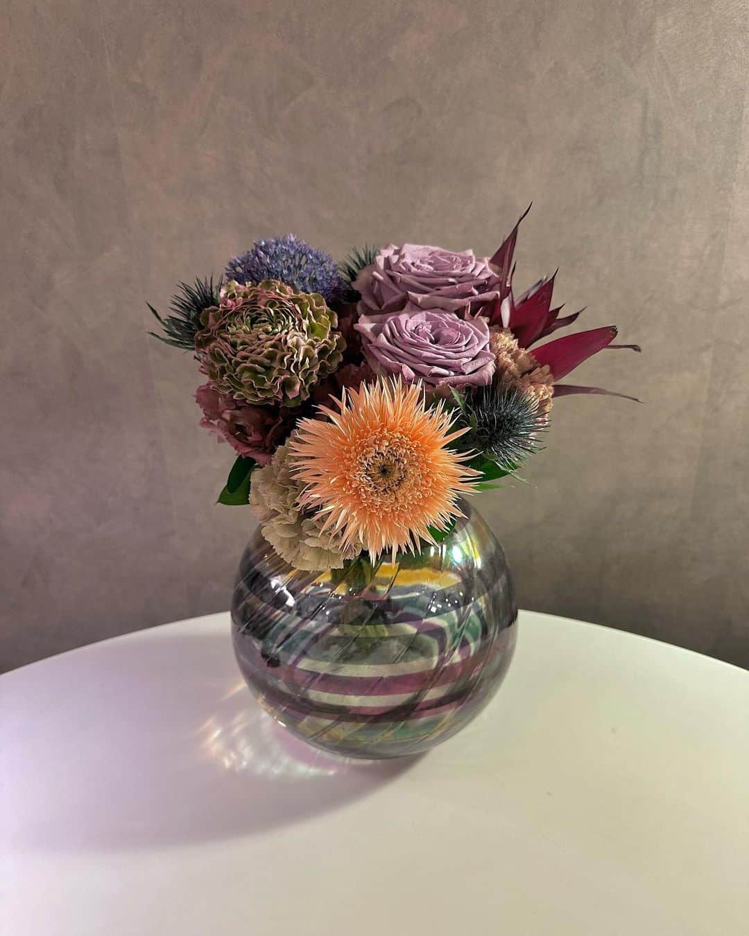 相羽瑠奈のインスタグラム：「素敵な花束をいただいてしまった💐  高校生の頃、読者モデルをしていてお世話になった、（お世話になりすぎた ）今は無き 高校生カルチャー雑誌のHR（エイチアール）編集部の皆さんが〜！！突然お店に来てくださった🥹びっくり…！！らぶです。他の皆さんも元気してるかなぁ  もう10年近く経つんですね……  群馬の田舎に住んでいた私に、東京に来るきっかけを与えてくれたのも、今の私があるのも、全てHRが始まりでした！感慨深いなぁ  あの時は自分自身のことで精一杯だったけど、雑誌を作る編集部の皆さんの方が相当大変で忙しい毎日だったんだろうな‥と今になって思います。😢そんな中、多くの高校生を明るく元気に編集部に迎えてくれて、支えてくれて、青春を作ってくれて本当にありがとうございました…！😭💙☀︎  最後の写真は、表紙をさせてもらったときの😳 恥ずかしいけど載せちゃお！（ この時、偶然同じタイミングで左のFRUITSも表紙だった奇跡 🤣 ）  お花、お家に飾ってた花瓶に色もサイズもぴったりでした！💙💜🩷お店をイメージして選んでくれたそうで。。お菓子も可愛すぎる💎  久しぶりに会えて本当に嬉しかったです！！！涙」