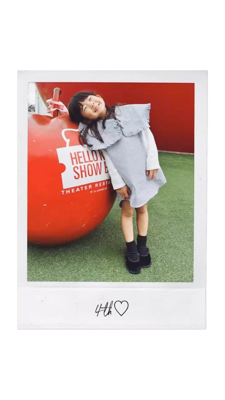 ジュジュのインスタグラム：「happy birthday♡4th🎂  4歳のbirthdayは🍙リクエストの"キティちゃんのところ"と、淡路島を堪能しました♡  生まれてきて、え？もう4年？？って思う位、育て易かった🍙...🫶(お兄に比べたらね🤣)  いつもいつも幸せをくれる🍙🤍  一年一年と個性が出て来て、4歳の今ではフと話す事に爆笑をとられる位ユニークさも出て来た🤣  そして、思いっきり女子力高くて、美味しいもの食べた時とかプレゼントもらったり、褒められたりした時のリアクションは絶対見習わないあかん🤣  和顔だけど、プリンセス全開で今はキティちゃんにハマってるね🥹  ほいでお転婆具合も半端無くて、ハニーによくイタズラして良く返り討ちにあったりするとこもツボw  とにかく家族ミンナの事がだーーーい好きで、いつもニコニコ明るい🍙に家族はメロメロです✨🥹  これからもスクスクそのままのオンマイウェイでゆけーーーー💪🤍  愛する🍙♡  お誕生日おめでとう🎈  #4歳 #🍙🤍」
