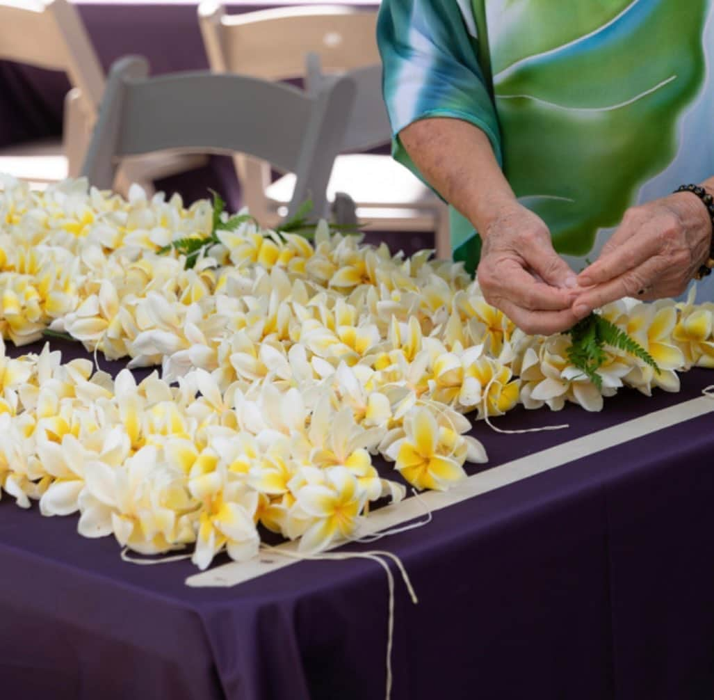 ロイヤル・ハワイアン・センターさんのインスタグラム写真 - (ロイヤル・ハワイアン・センターInstagram)「May Day is Lei Day in Hawaii.  レイを作り、レイを身につけ、レイを分け合いましょう💐  #mayday #leiday #leidayinhawaii #lei #haku #leipoo #flower #aloha #alohaspirit #hawaii #ハワイ #ハワイ旅行 #ゴールデンウィーク #ハワイ観光」5月2日 8時20分 - royalhwnctrjp