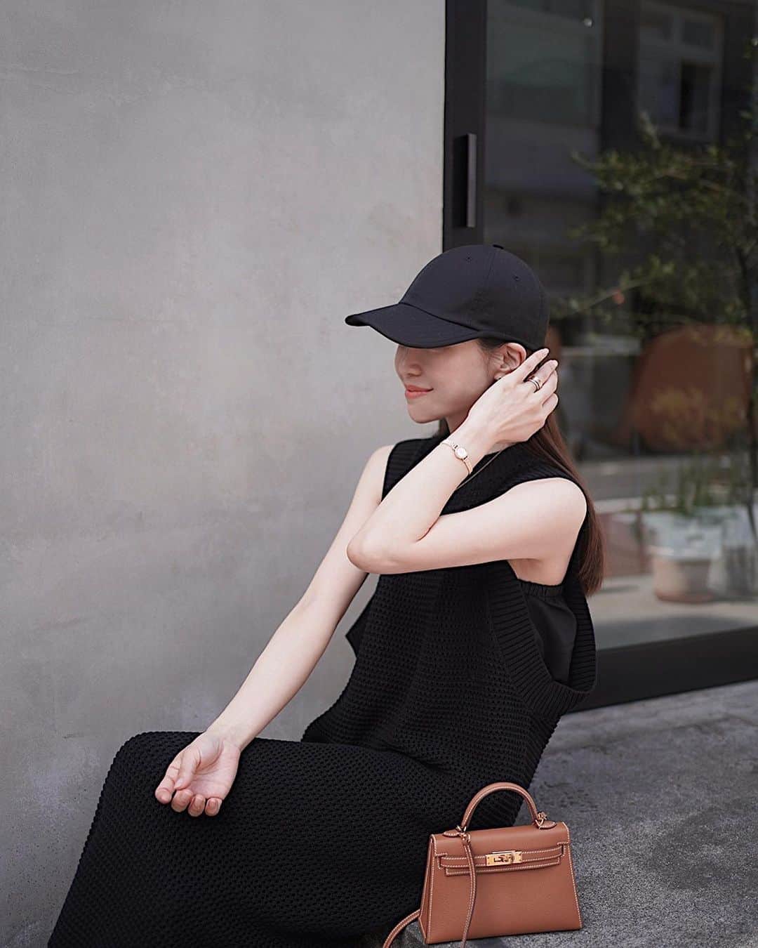 喜田彩子のインスタグラム：「⁡ ⁡ 昨日はお仕事終わりに👨🏽👦🏻と合流して映画へ🎬 あ〜、楽しかった♡ ⁡ そして昨日暑かった！！ ロングニットワンピース 1枚になりたかったのですが 流石にノースリの方はいなかったので羽織りを着ていました😂 ⁡ クロッシェ手編み風に編まれたニットワンピースは @norc.jp の展示会でオーダーしたよ🌿✨ ⁡ ⁡ ⁡ 長い時間座っている映画でも シワの心配がいらないのも嬉しいポイント😆👍🏻💕 ⁡ ワイドパンツをINしても可愛いかなぁ𓂃❁ ⁡ ⁡ ONEPIECE... @norc.jp  SHOES... @elendeek  BAG... @hermes  CAP... @un3d_official  ⁡ ⁡ GW明け5/8日から ルミネ新宿1にてN.O.R.C春夏のPOPUPが開催されますよ✨ ⁡ 《N.O.R.C 2023SS POPUPSTORE》 5/8 (月)~5/21 (日) 場所：ルミネ新宿 ルミネ1-2F Gallery1 ⁡ ⁡ ⁡ #norc #norcbytheline #fashion #outfit #ootd #coordinate #패션 #오오티디 #데일리룩 #코디스타그램 #악세사리 #오늘뭐입지 #좋아요 #156センチコーデ #sサイズコーデ #夏コーデ #春コーデ #シンプルコーデ #ファッション #コーディネート #コーデ #ワンピースコーデ #ワンピース ⁡ ⁡」